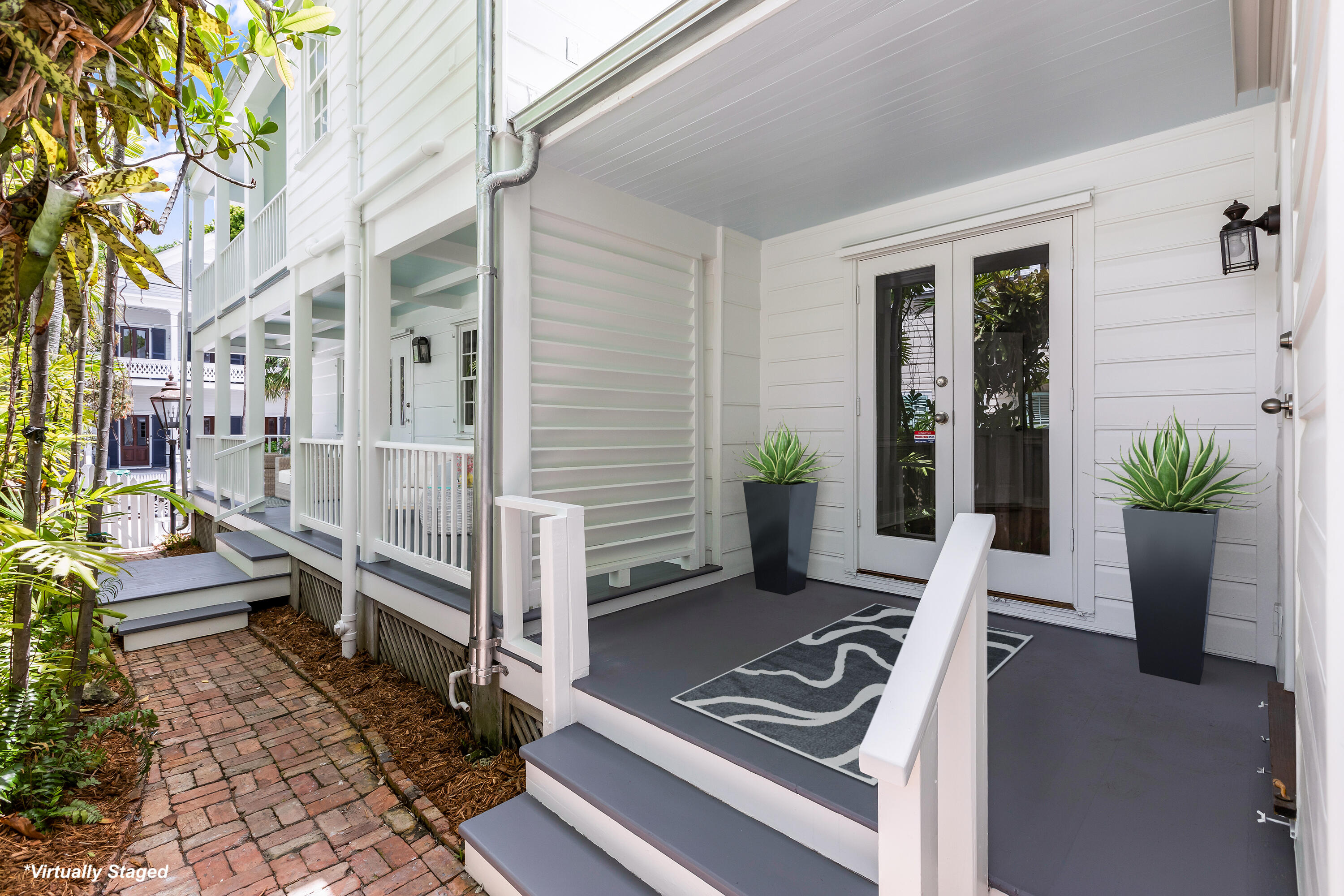408 William St