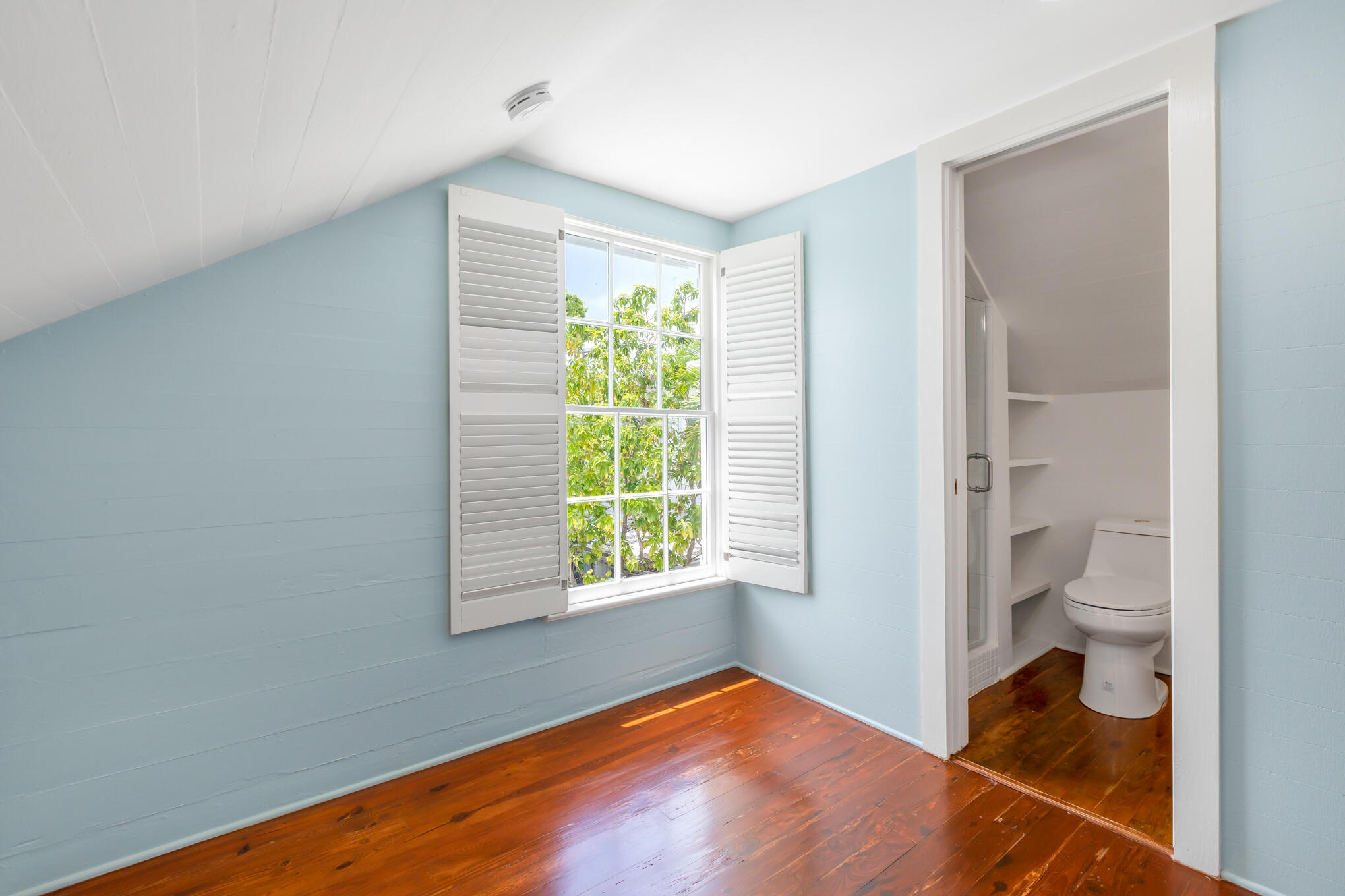 408 William St