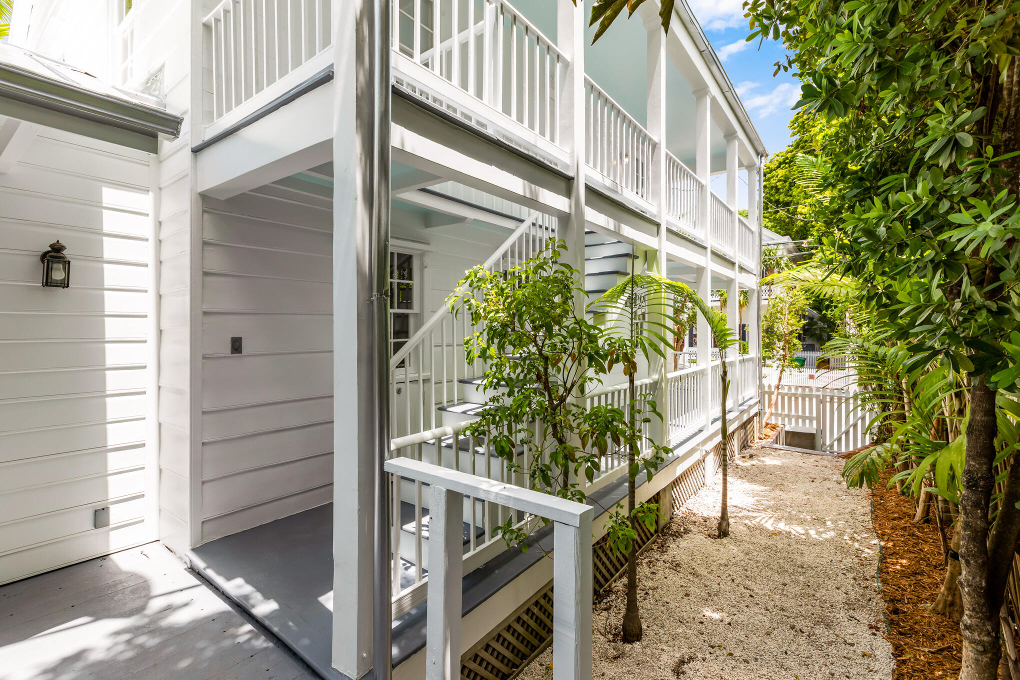 408 William St