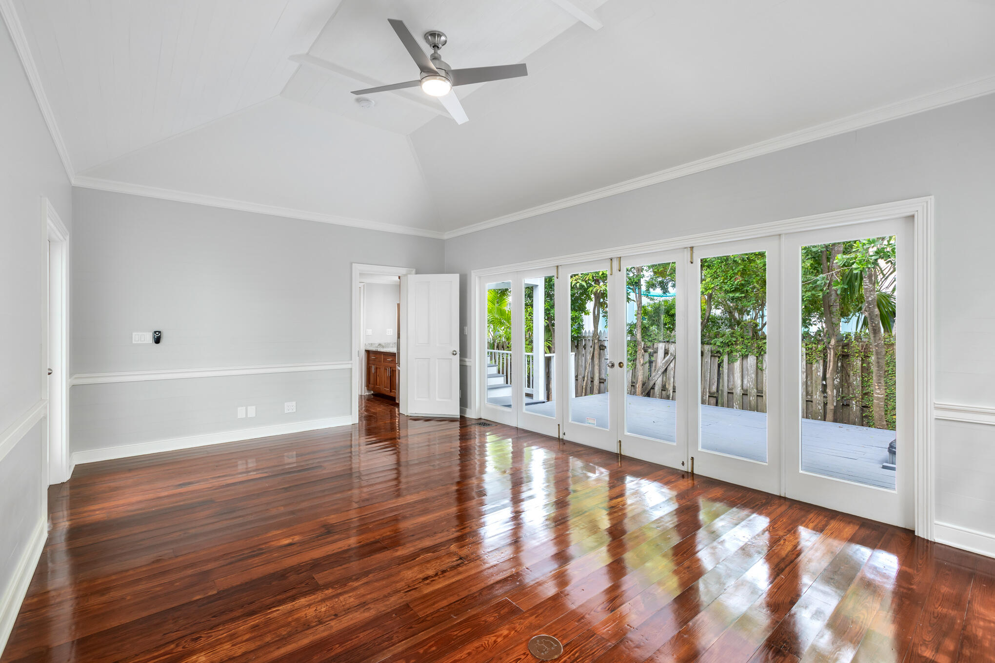 408 William St