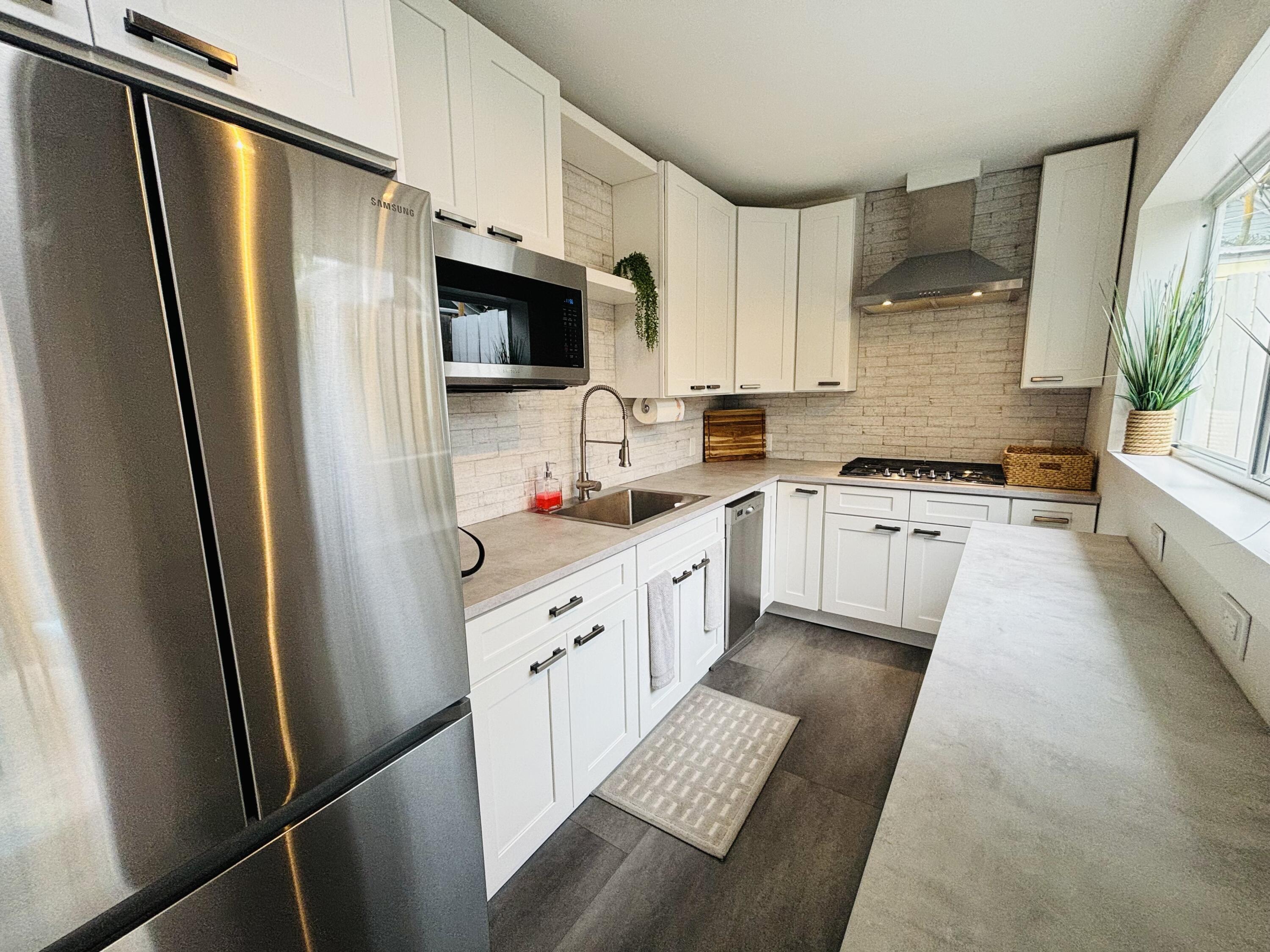 927 Thomas Street Unit: 3