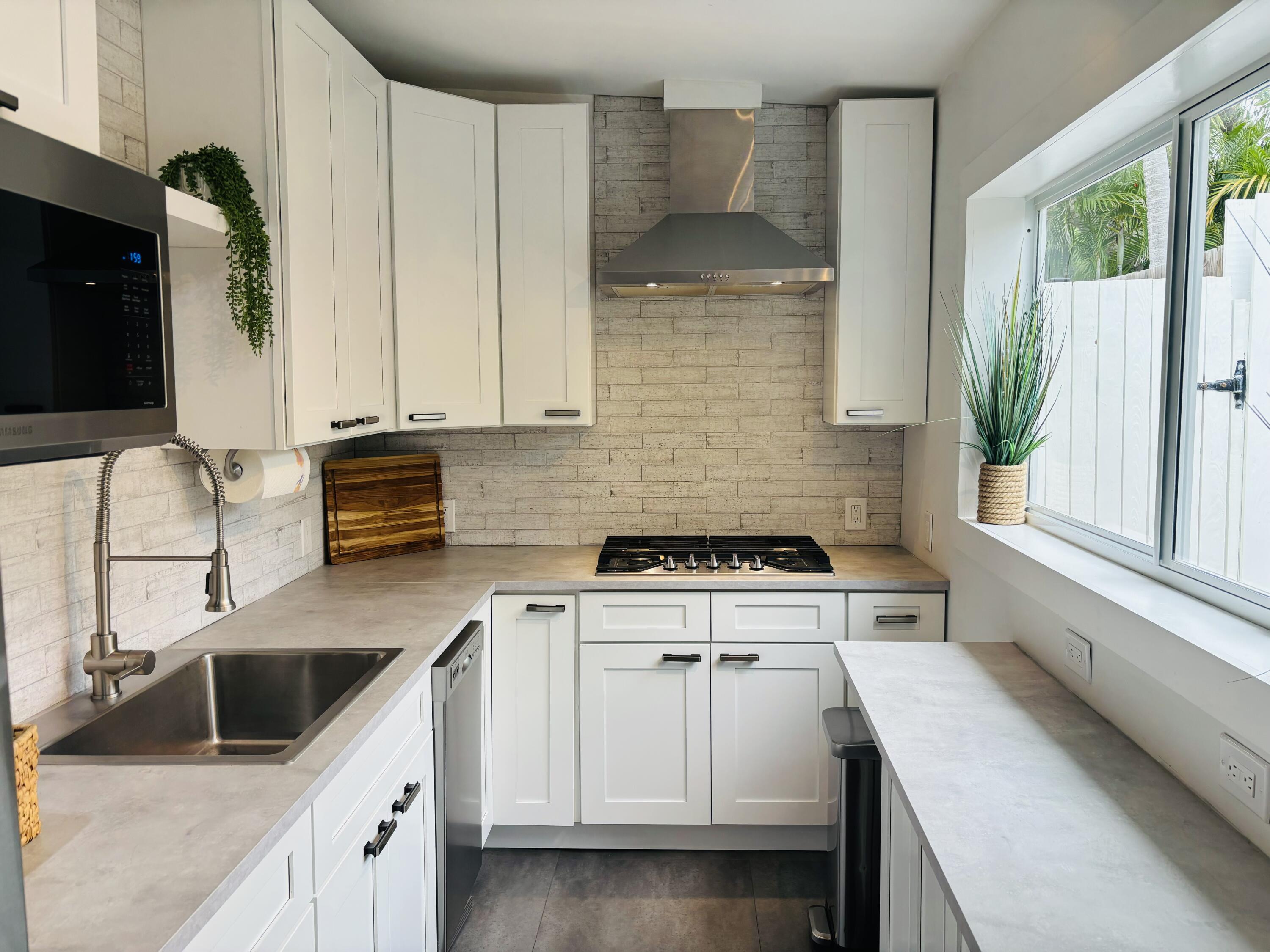927 Thomas Street Unit: 3