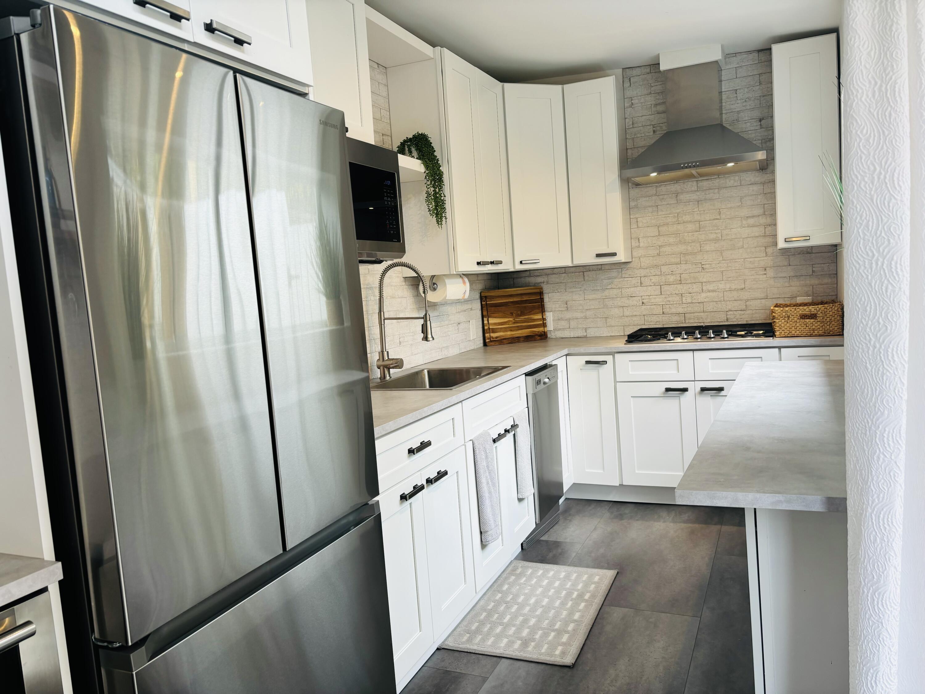 927 Thomas Street Unit: 3