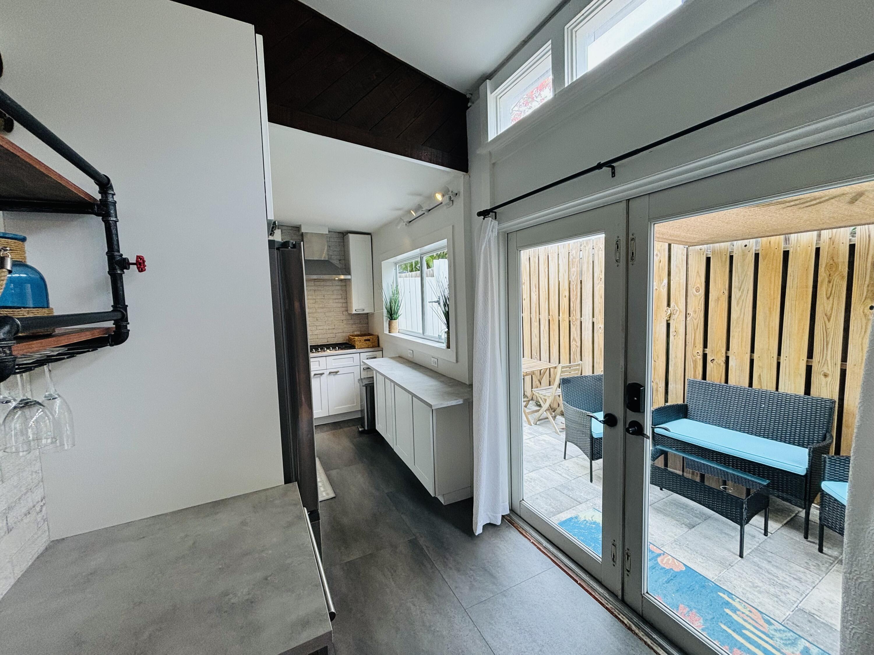 927 Thomas Street Unit: 3
