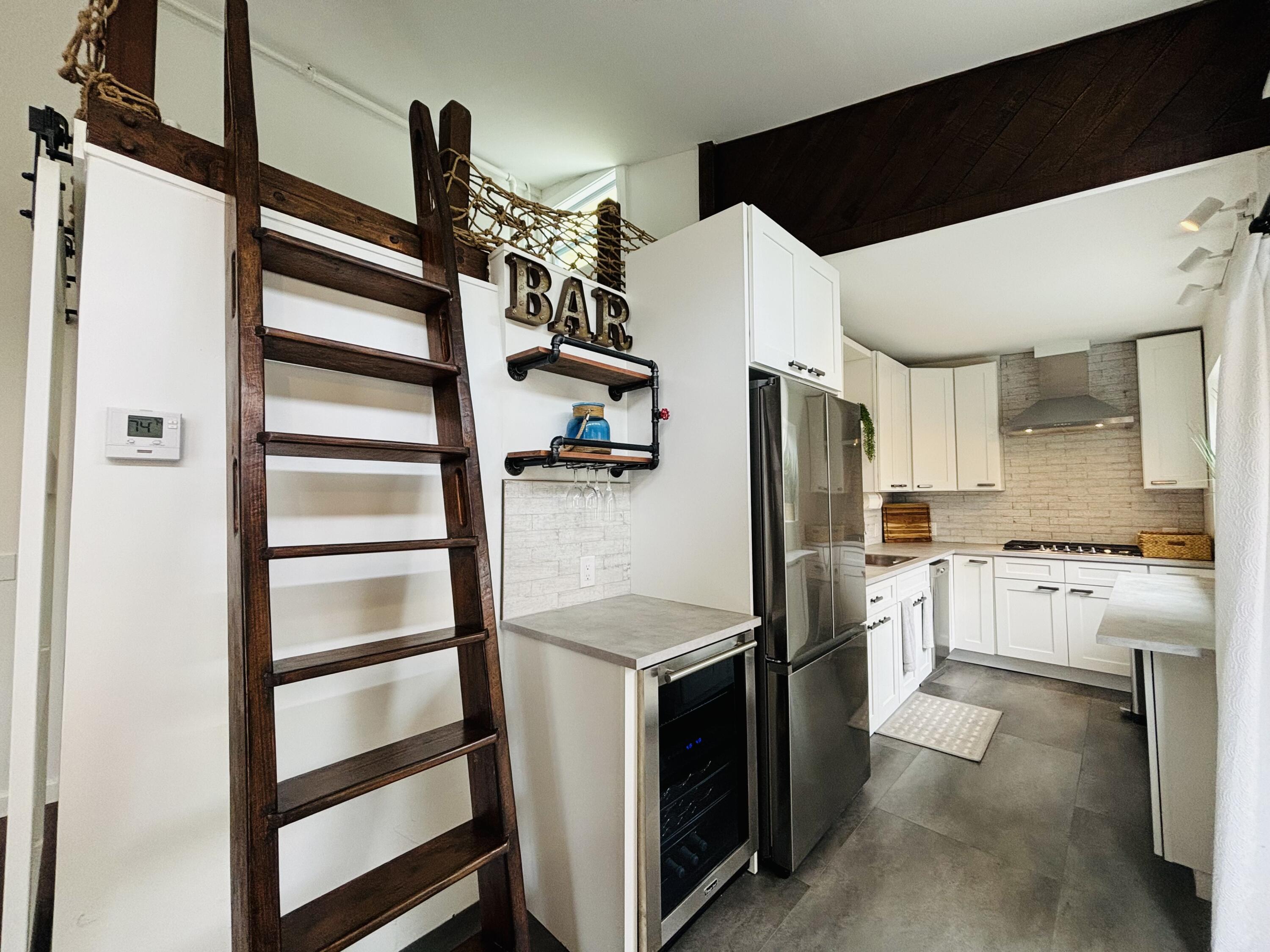 927 Thomas Street Unit: 3