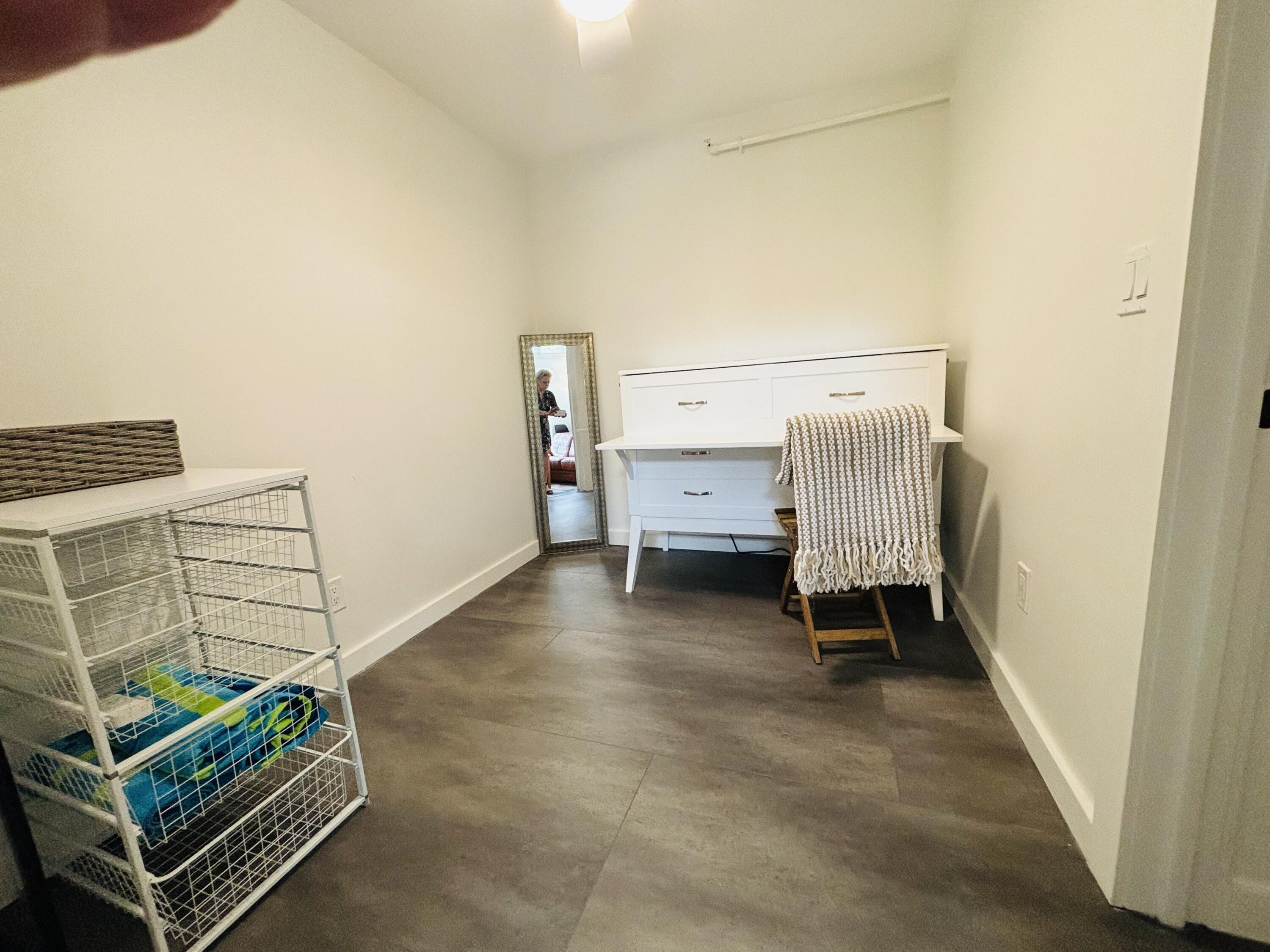 927 Thomas Street Unit: 3