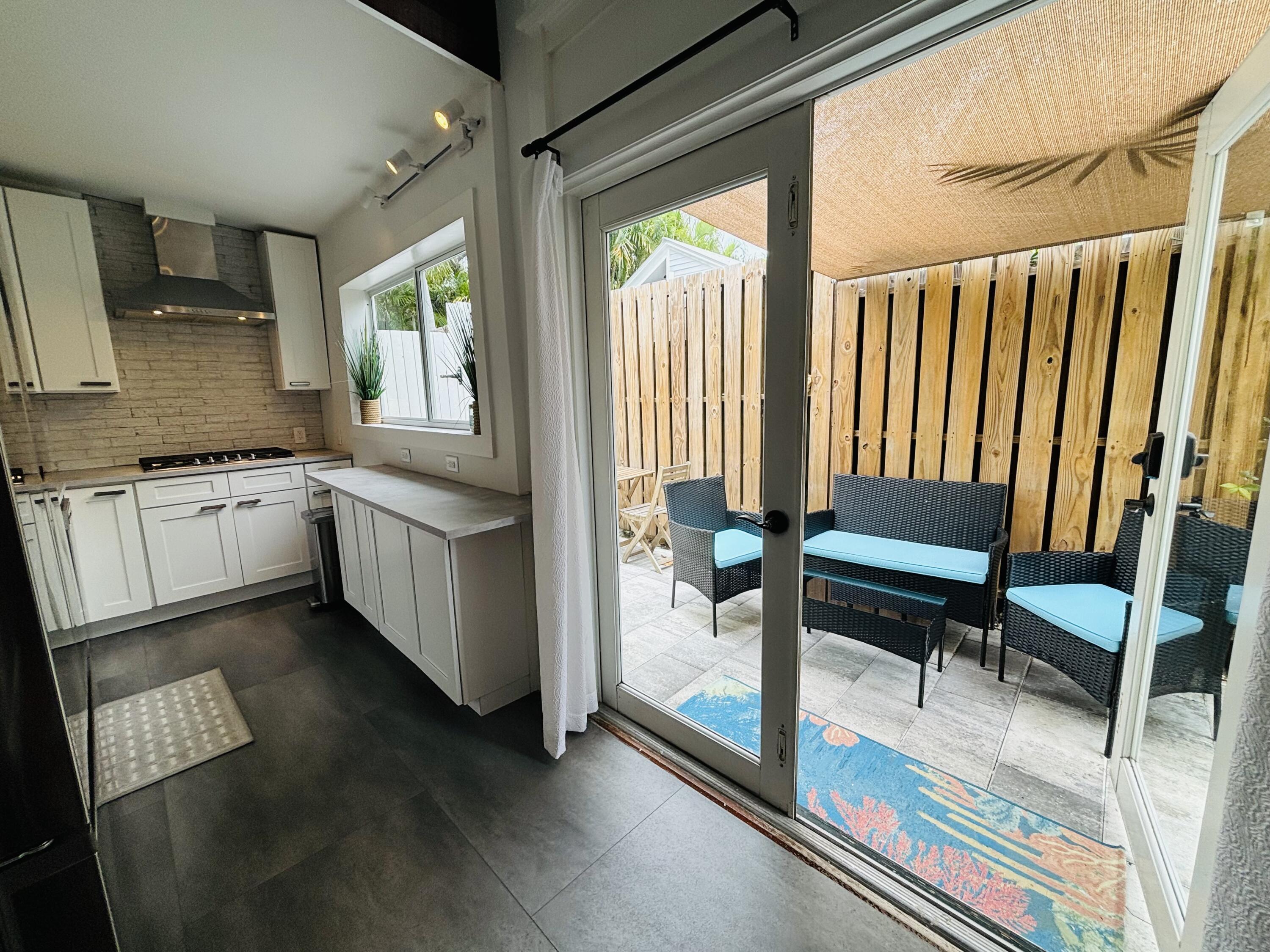 927 Thomas Street Unit: 3