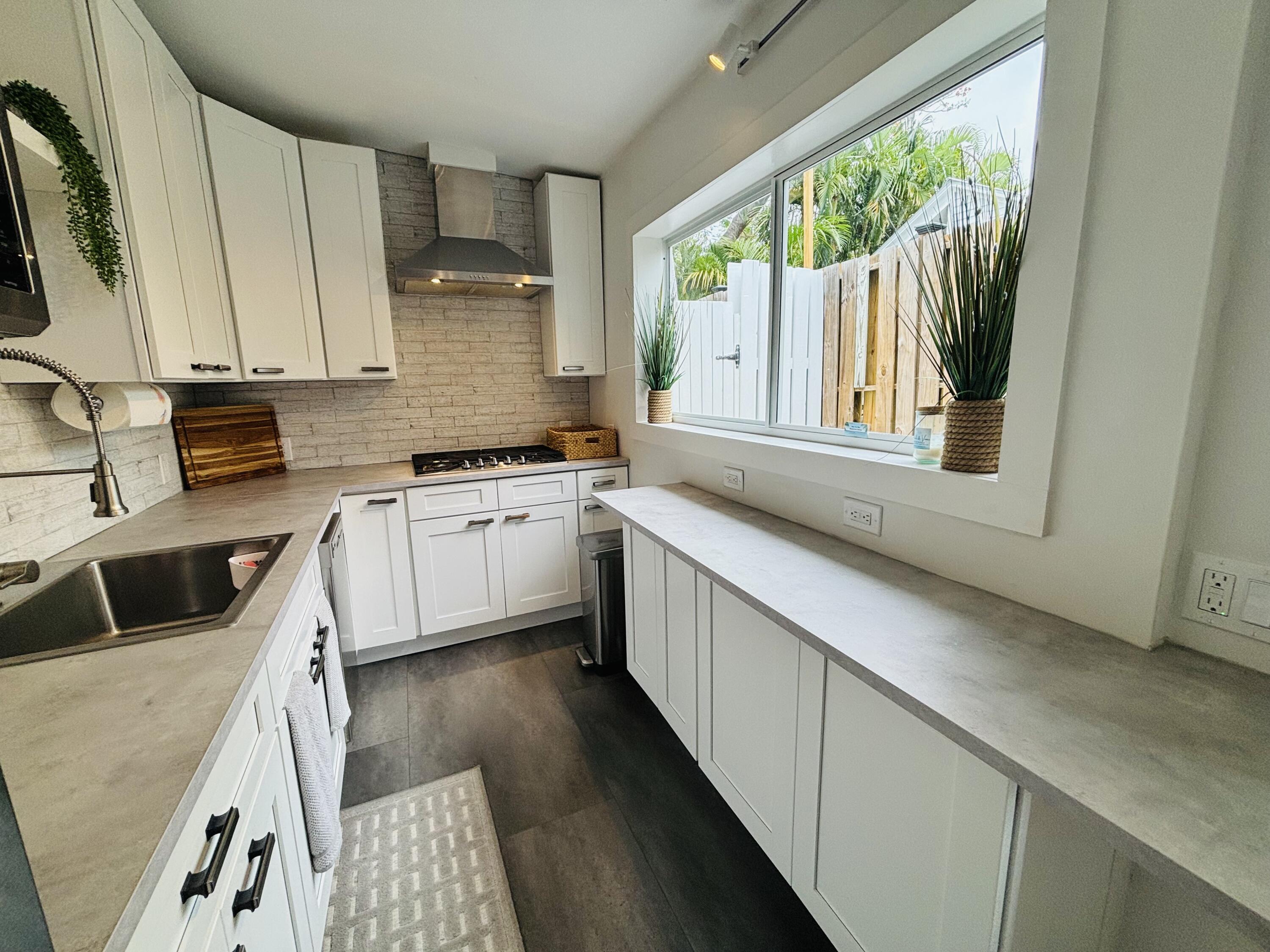 927 Thomas Street Unit: 3