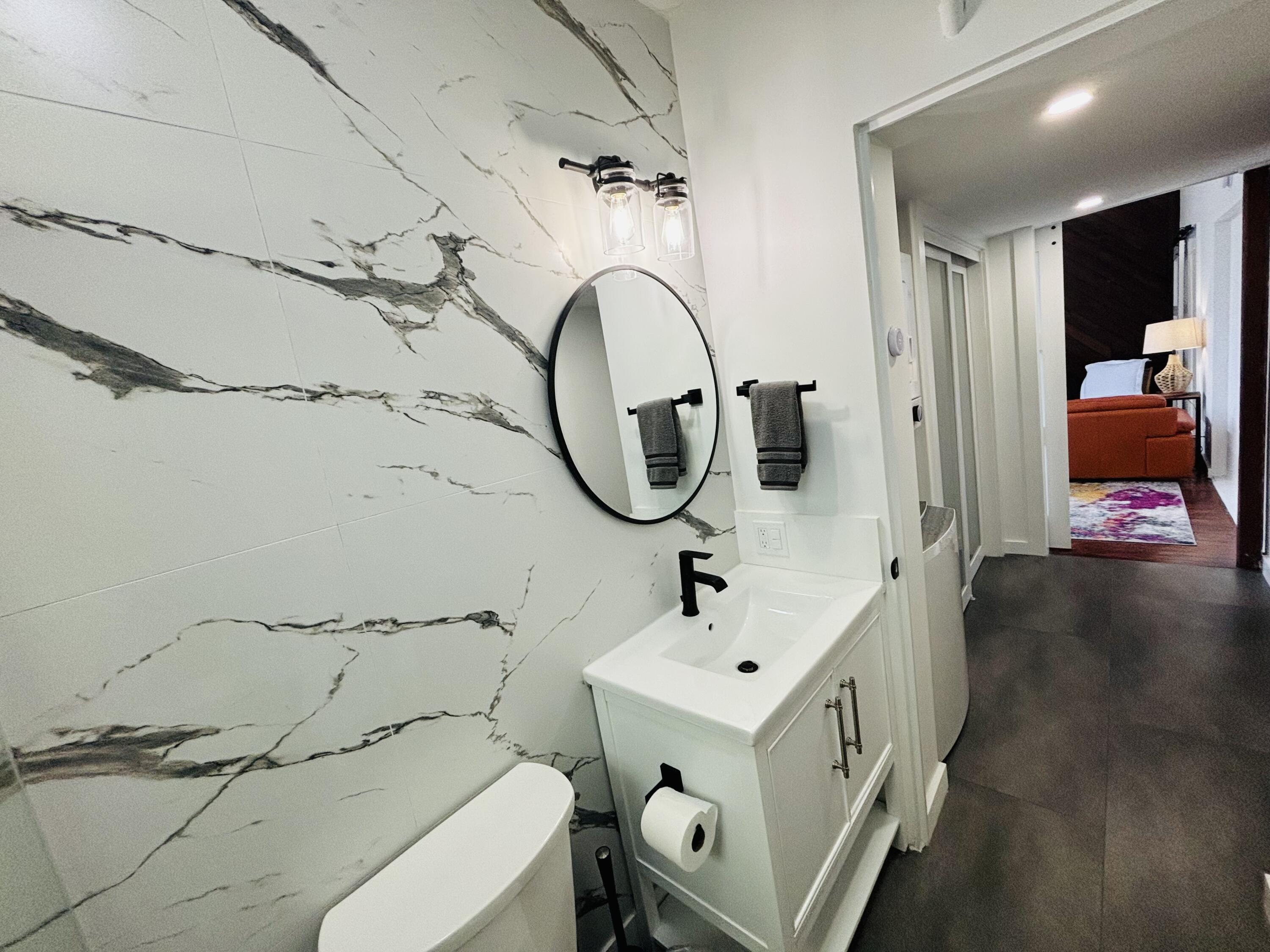 927 Thomas Street Unit: 3