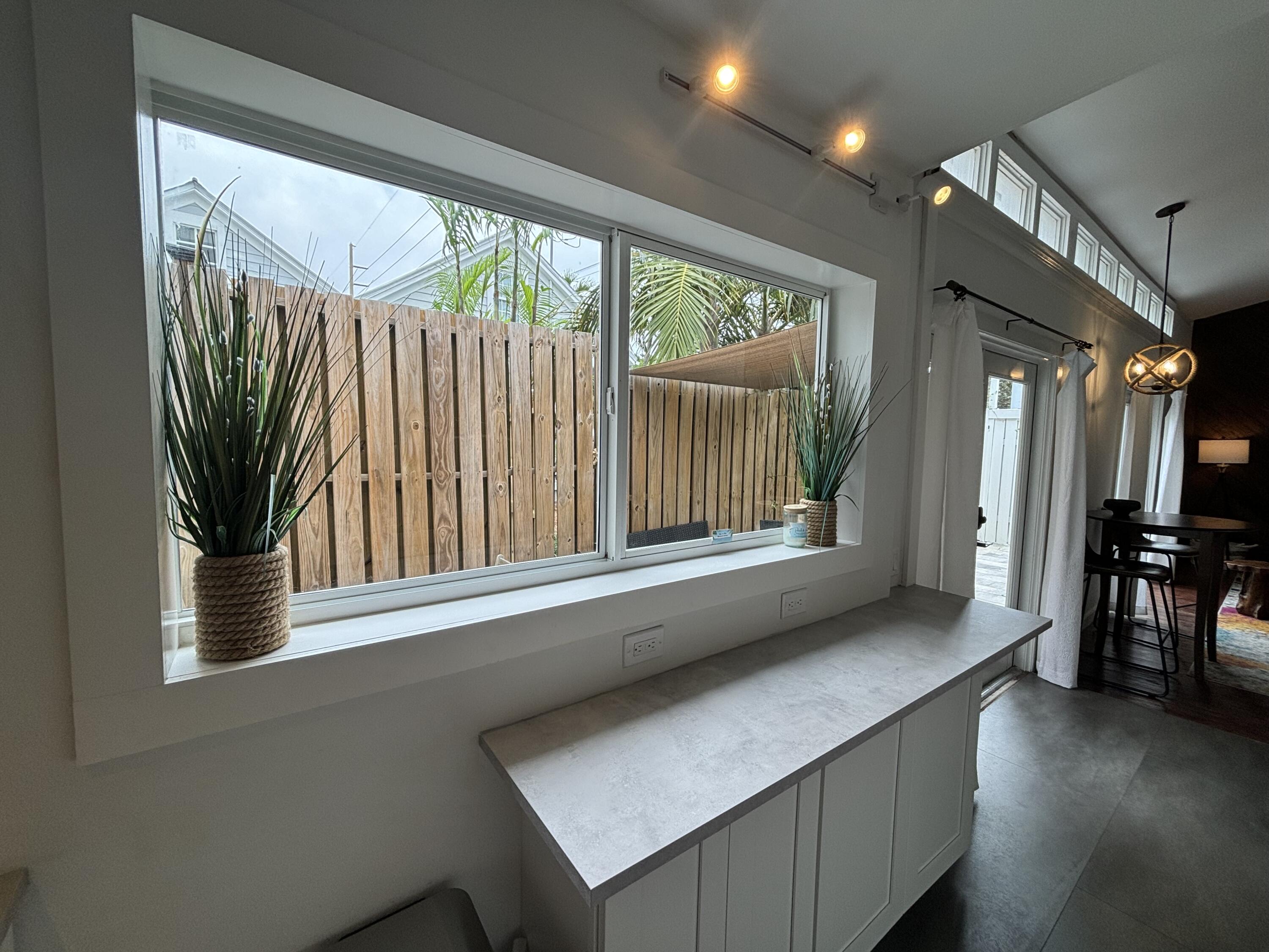 927 Thomas Street Unit: 3