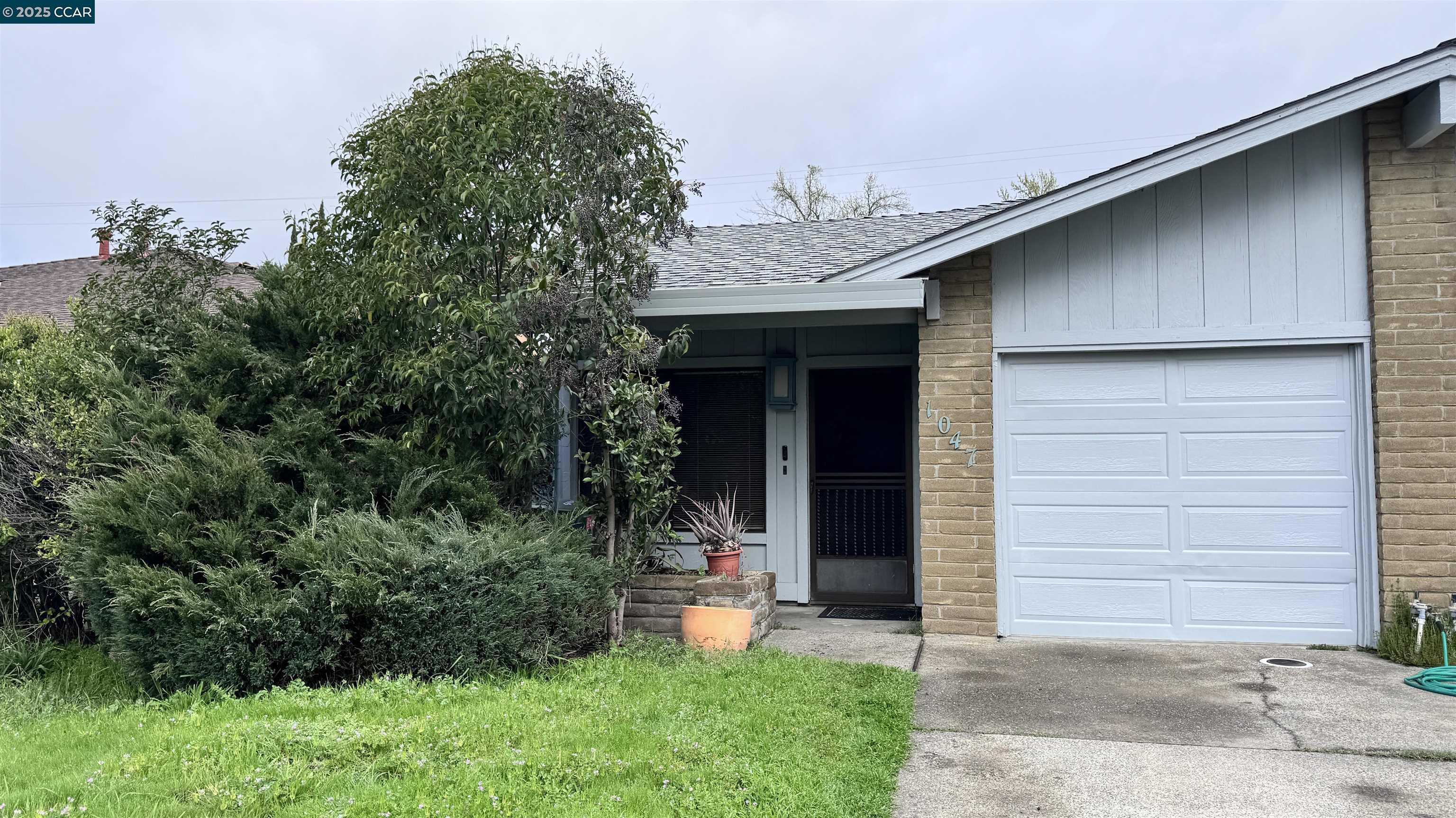 1049 Clinton Rd