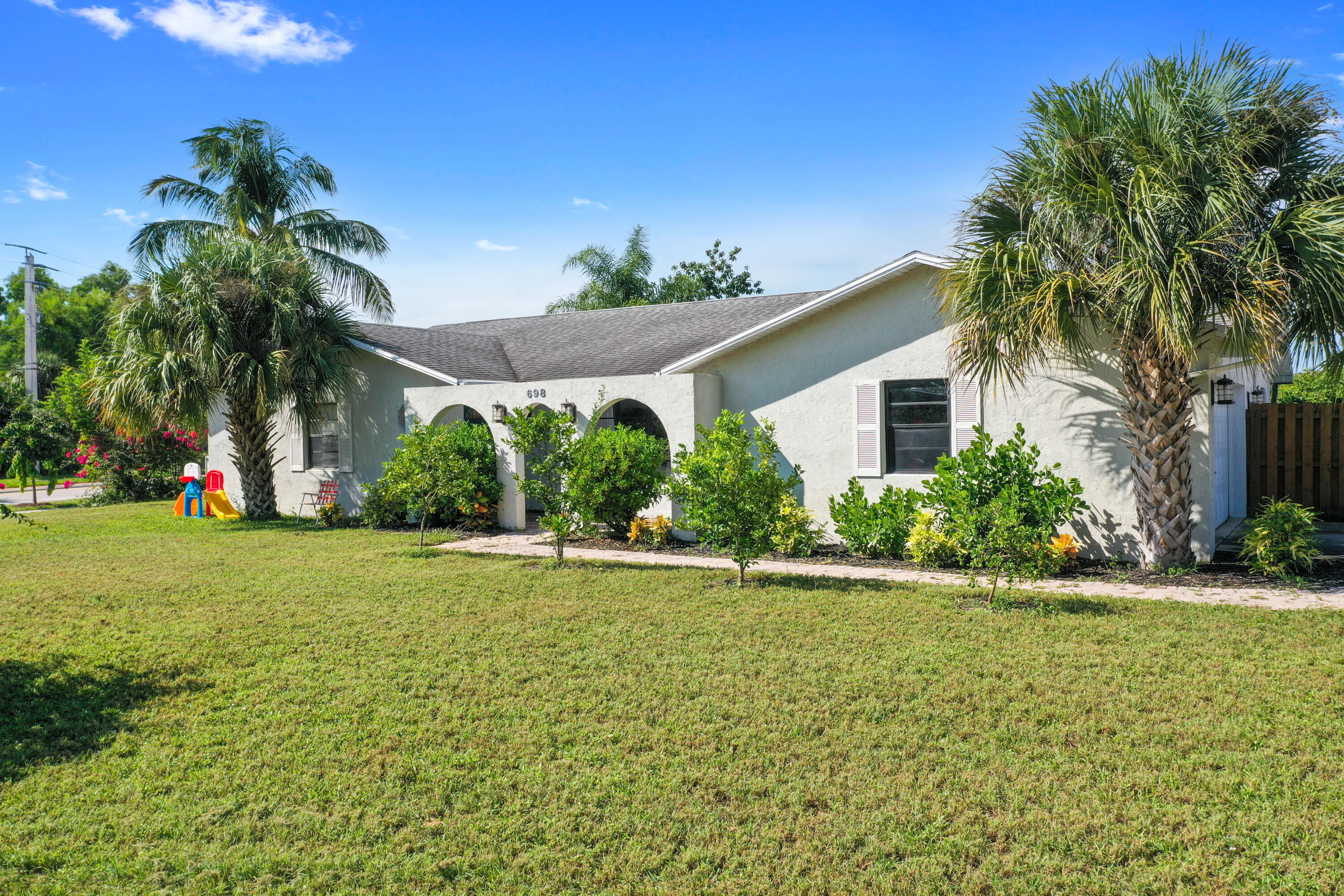698 SE Delancey Lane
