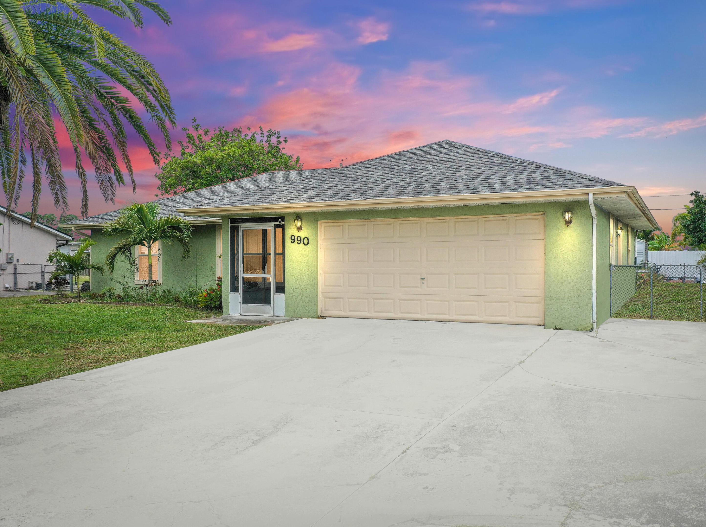 990 SW Del Rio Boulevard