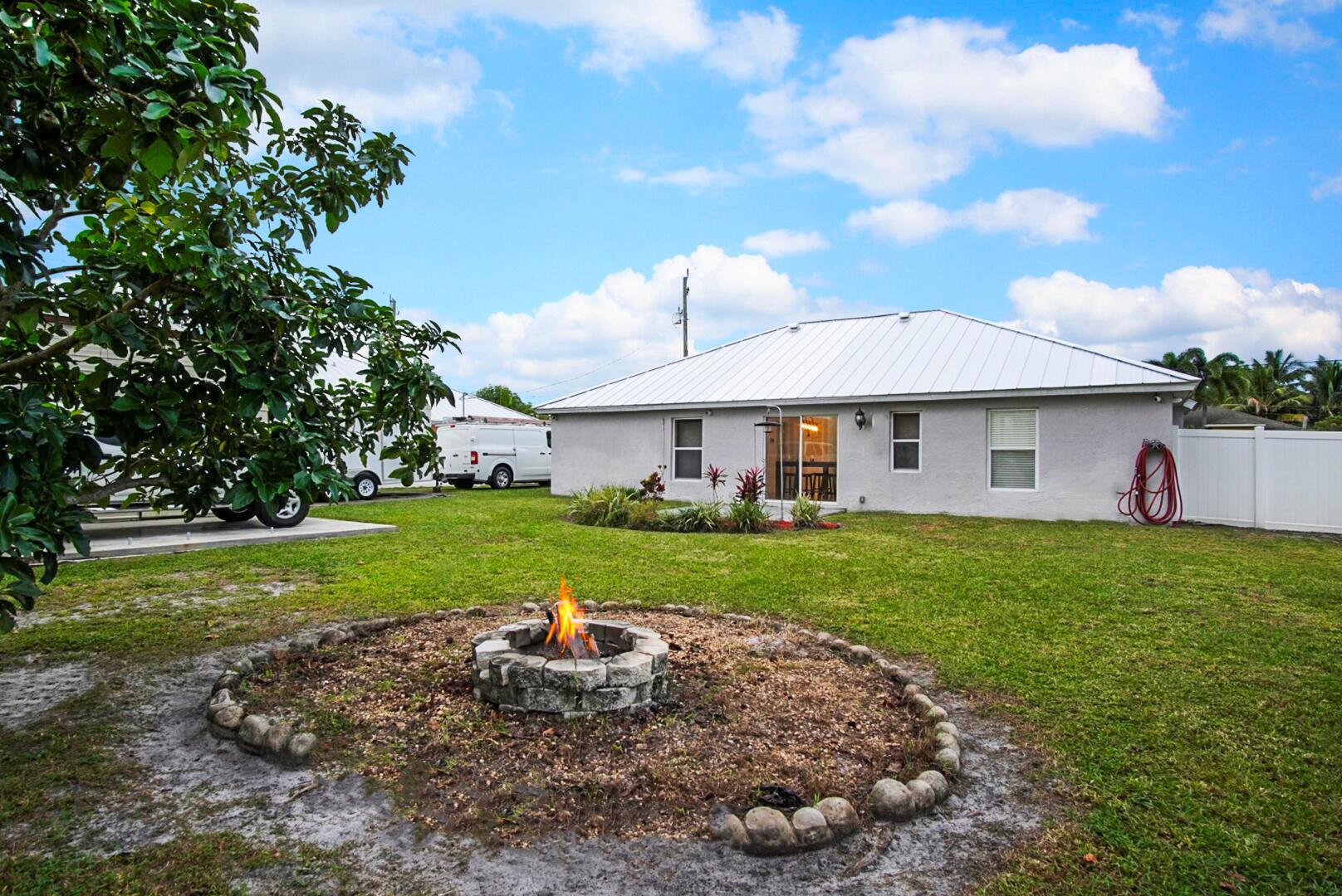 1682 SW Lofgren Avenue