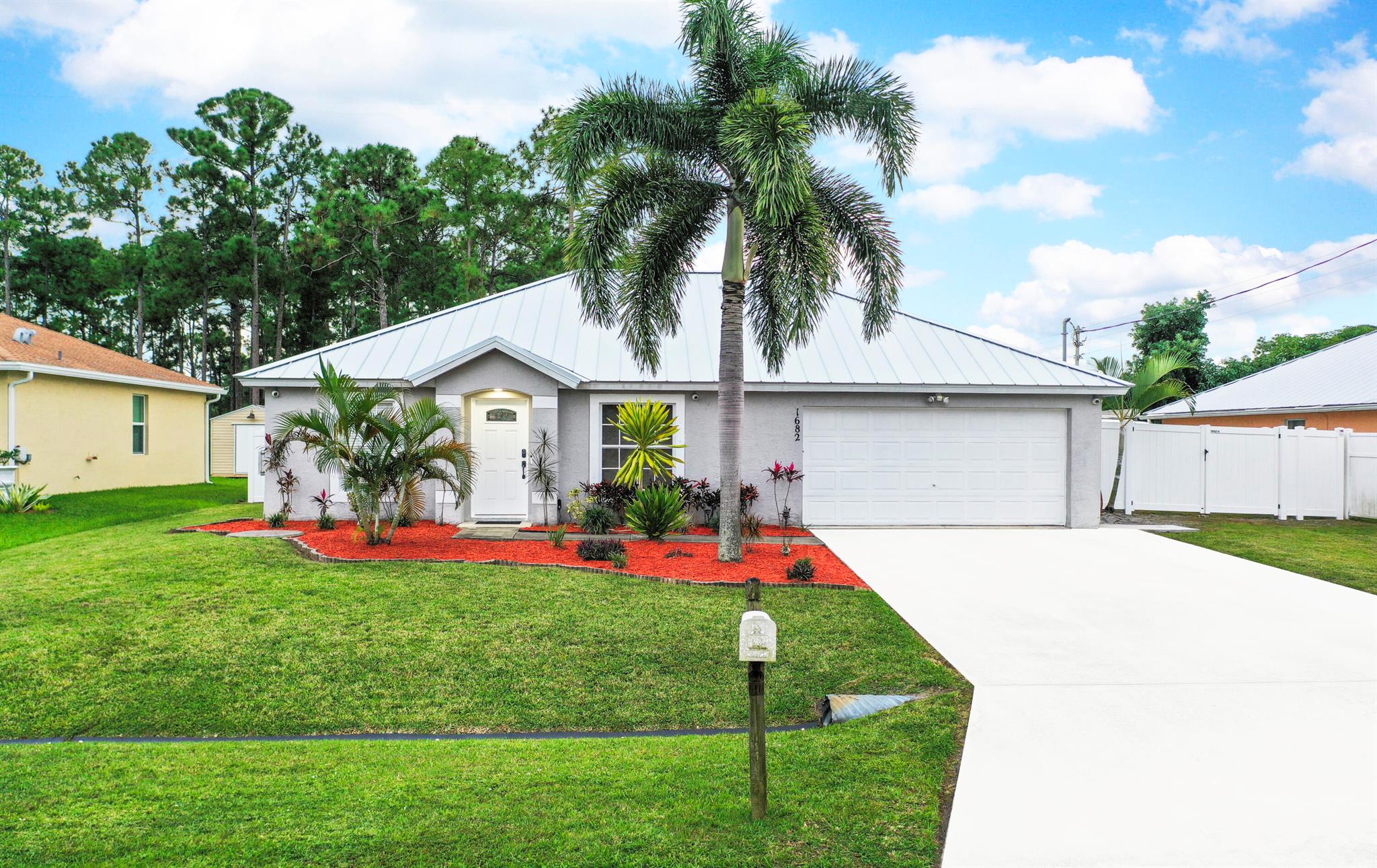 1682 SW Lofgren Avenue