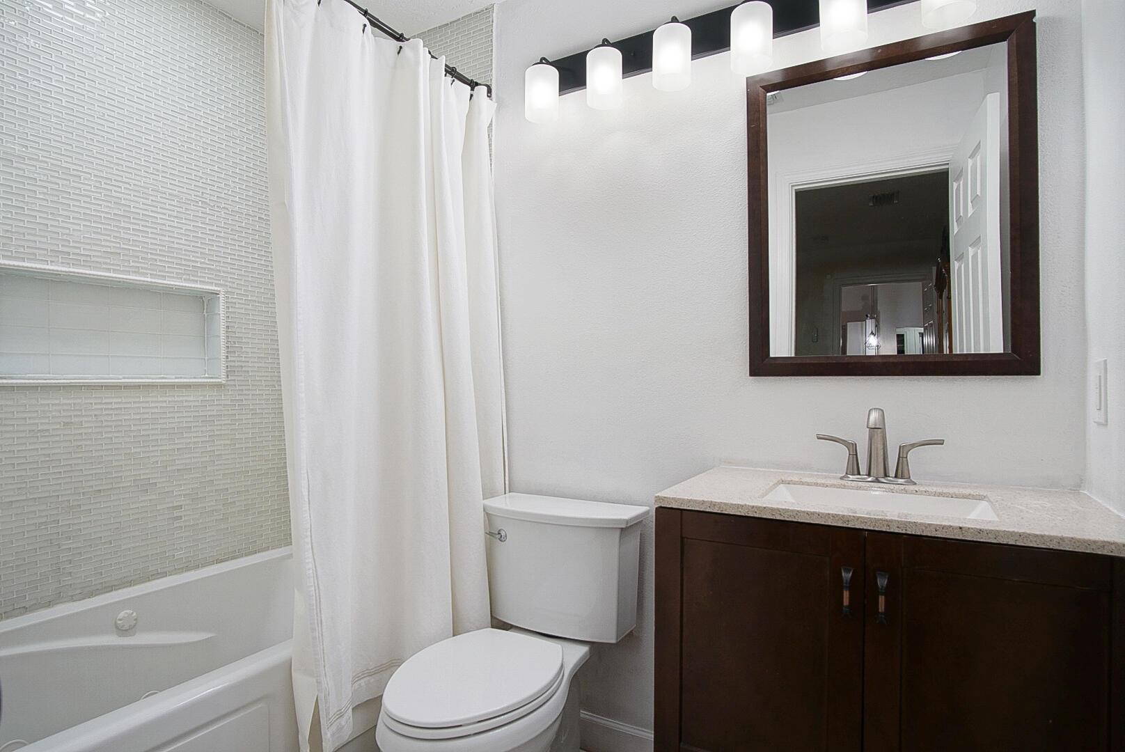 1682 SW Lofgren Avenue