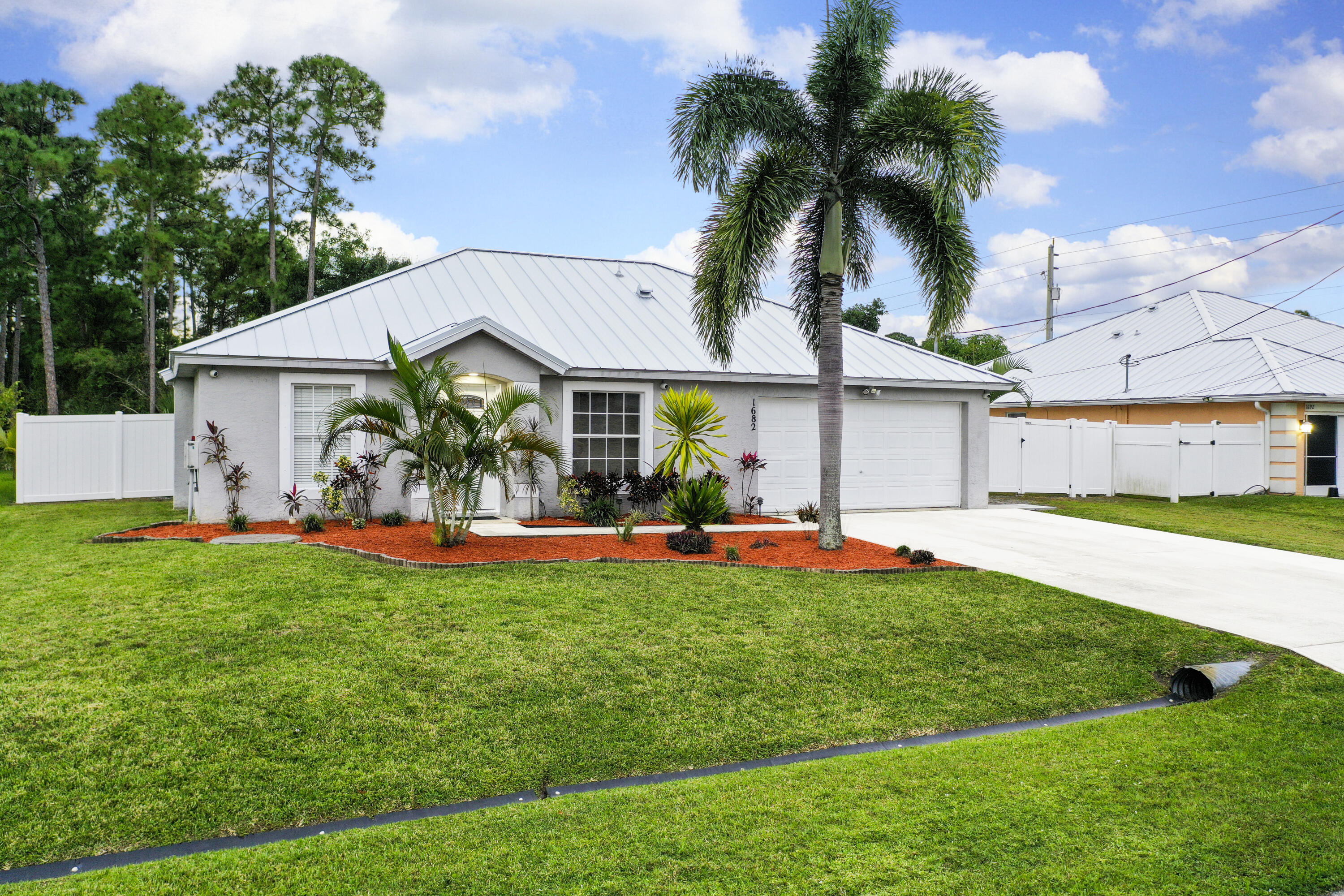 1682 SW Lofgren Avenue