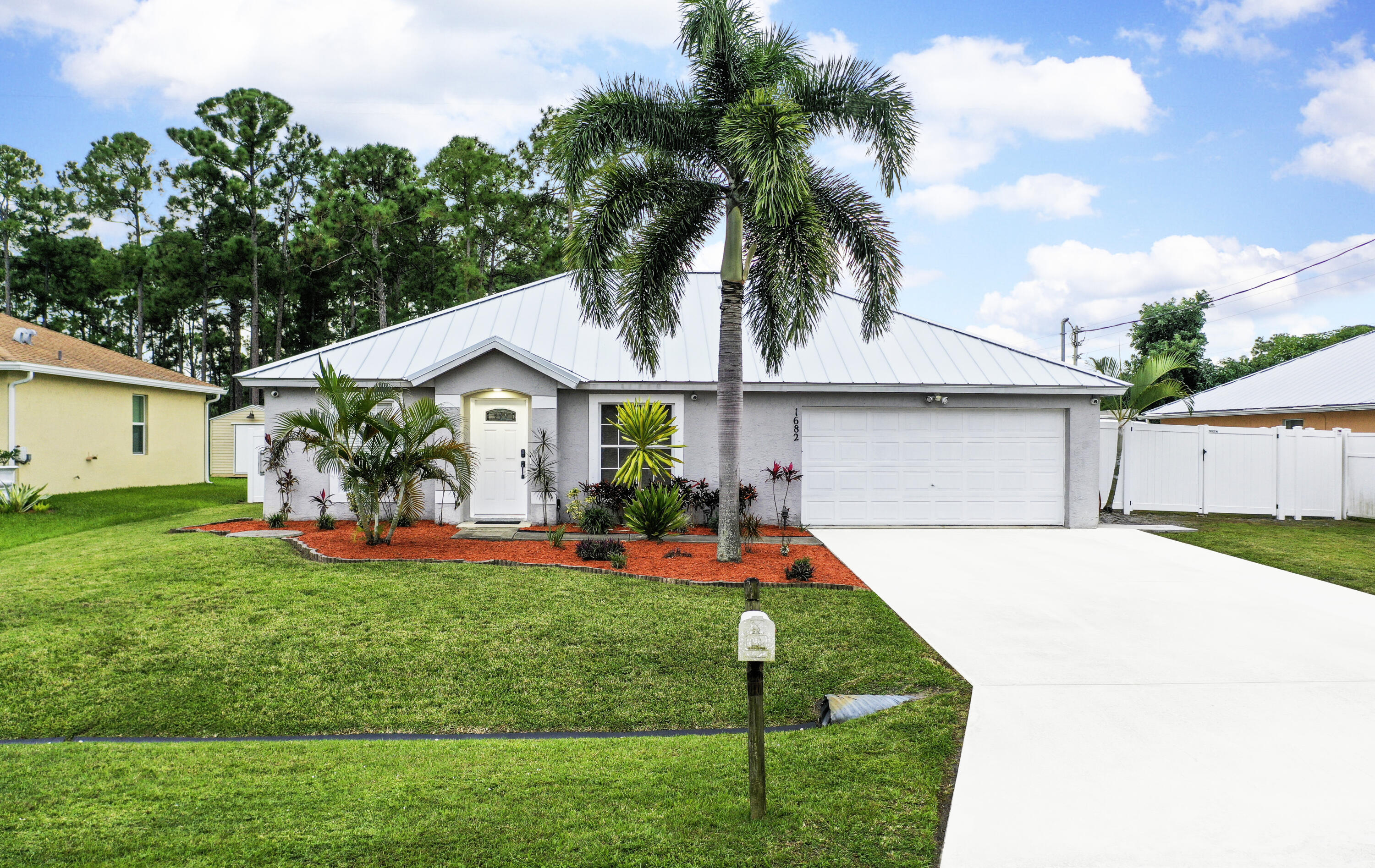 1682 SW Lofgren Avenue