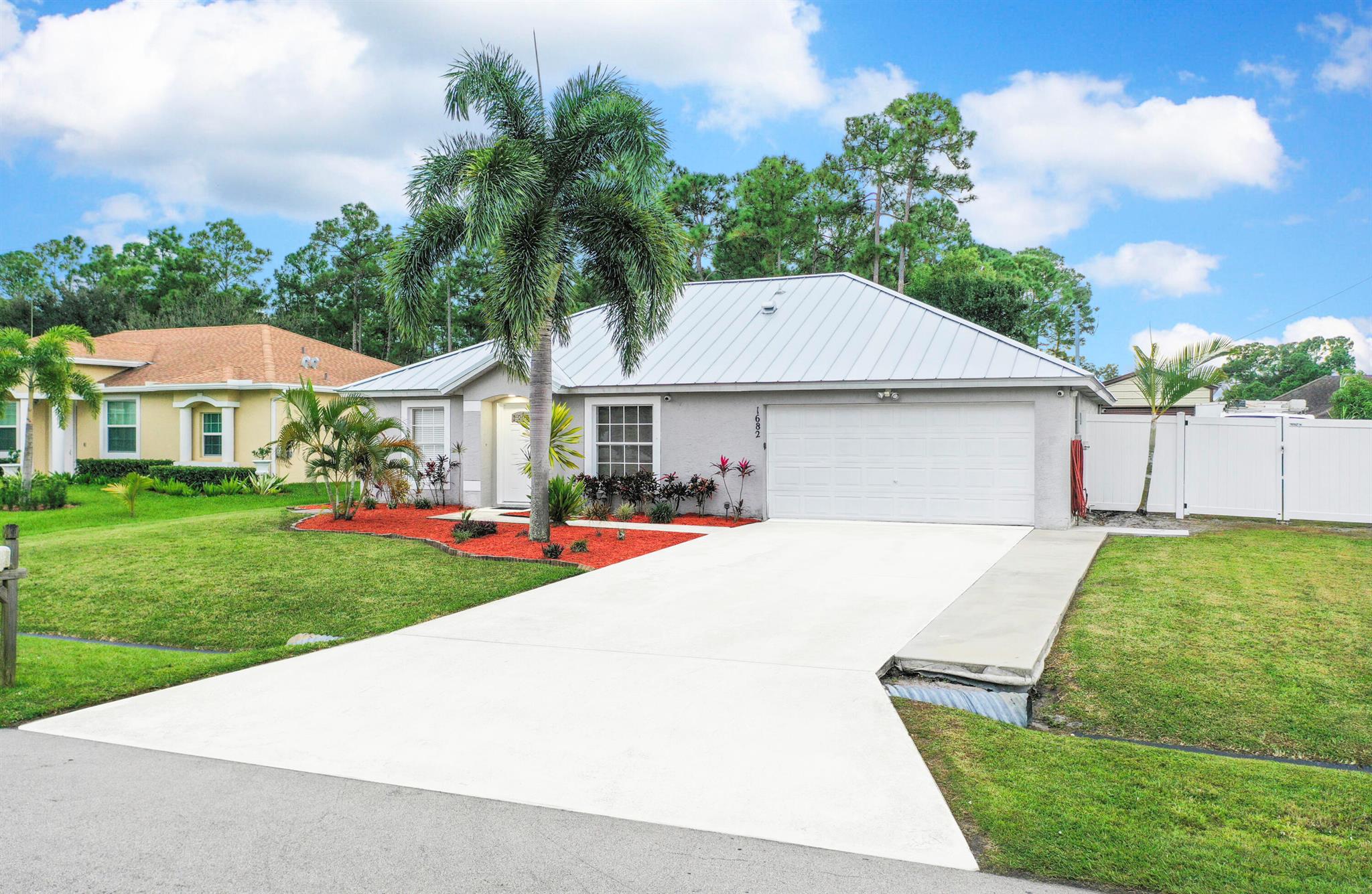 1682 SW Lofgren Avenue