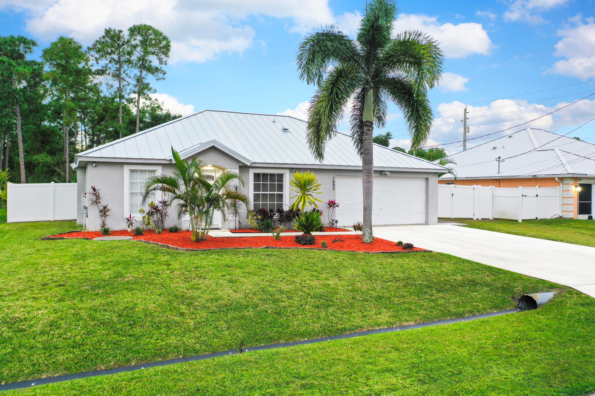 1682 SW Lofgren Avenue