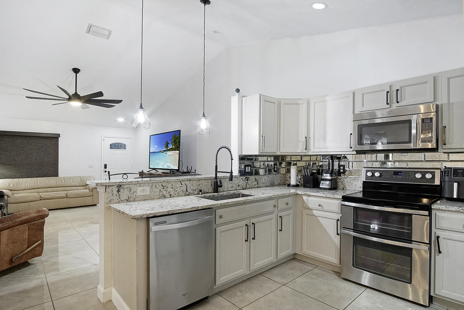 1682 SW Lofgren Avenue