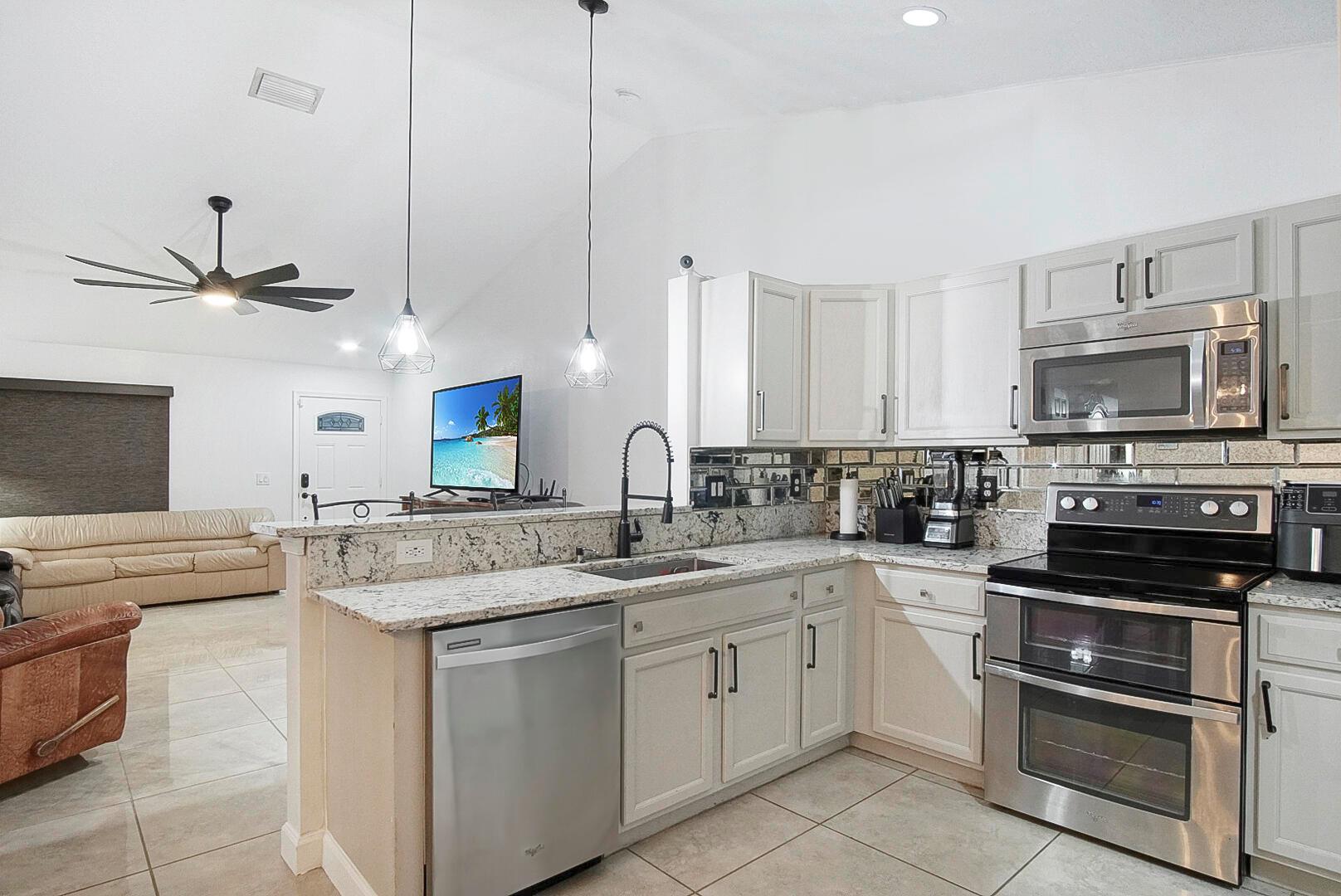 1682 SW Lofgren Avenue