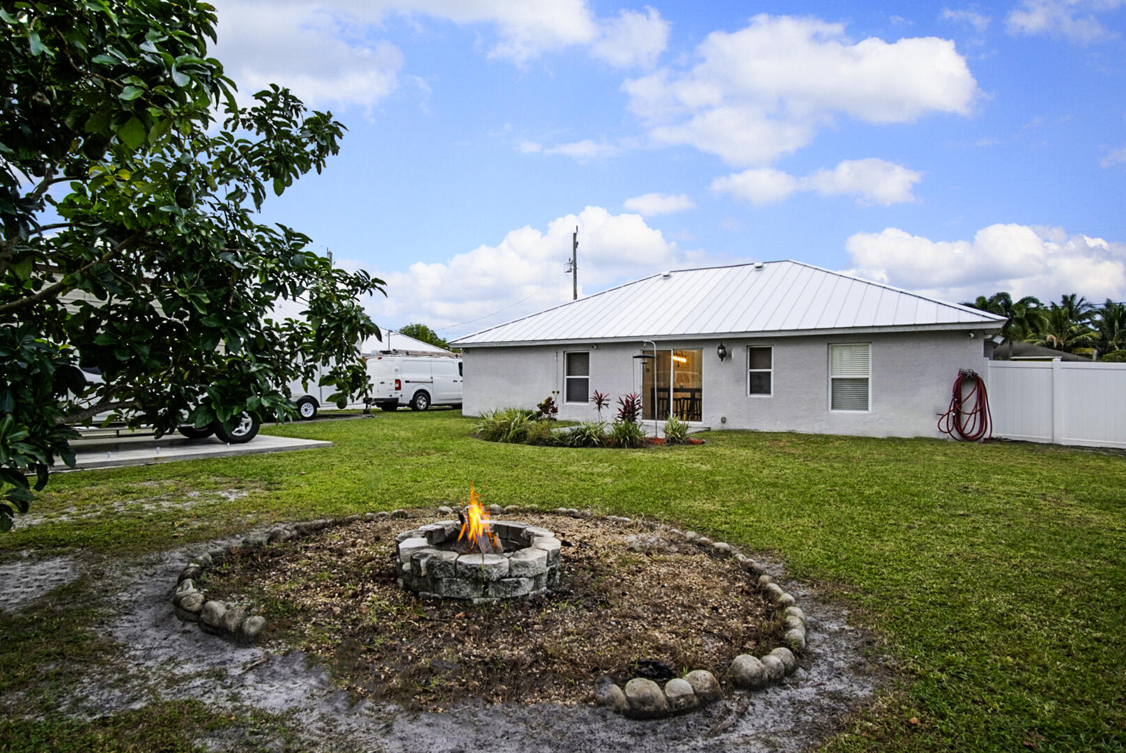 1682 SW Lofgren Avenue