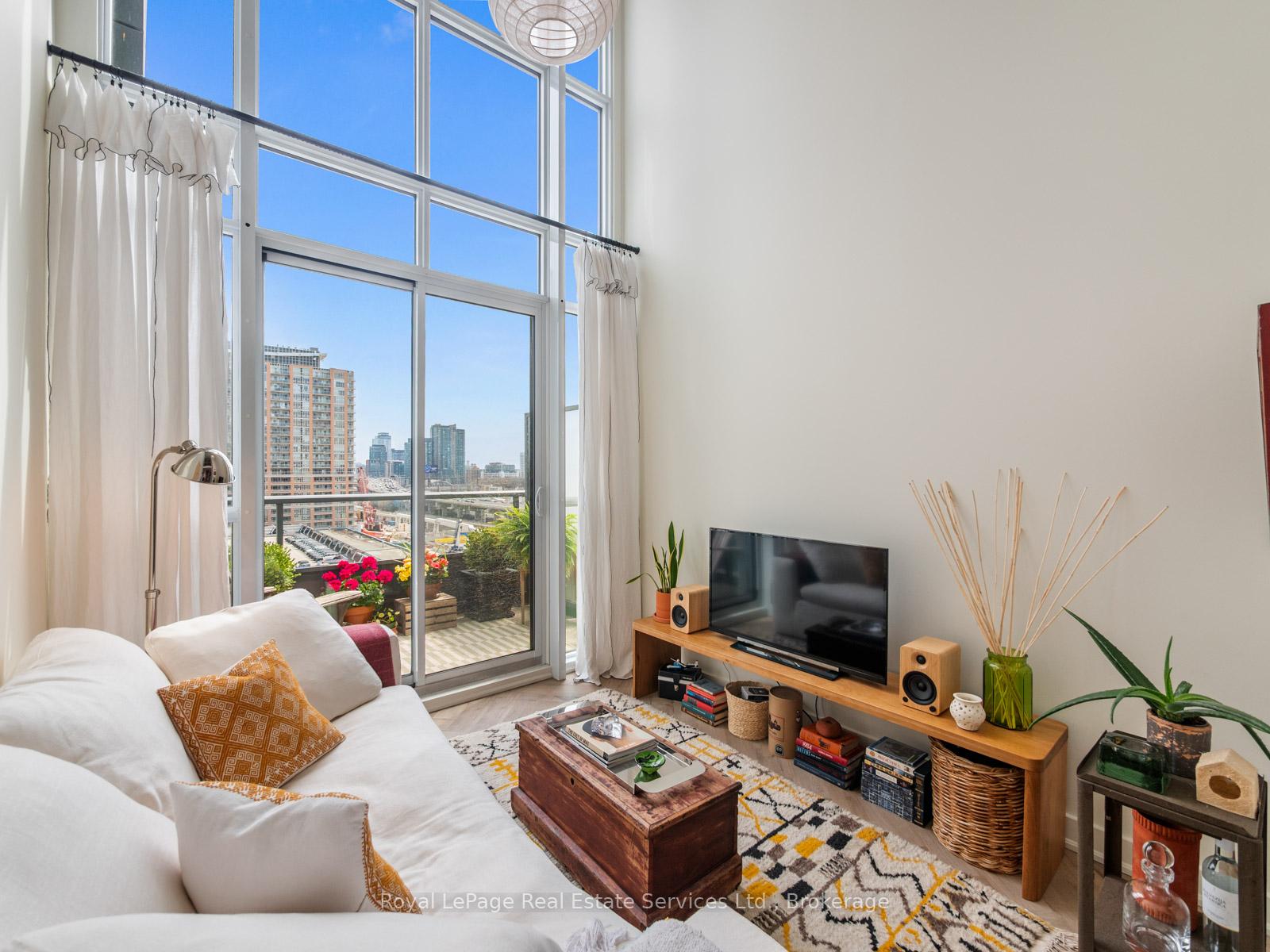 5 Hanna Avenue 729