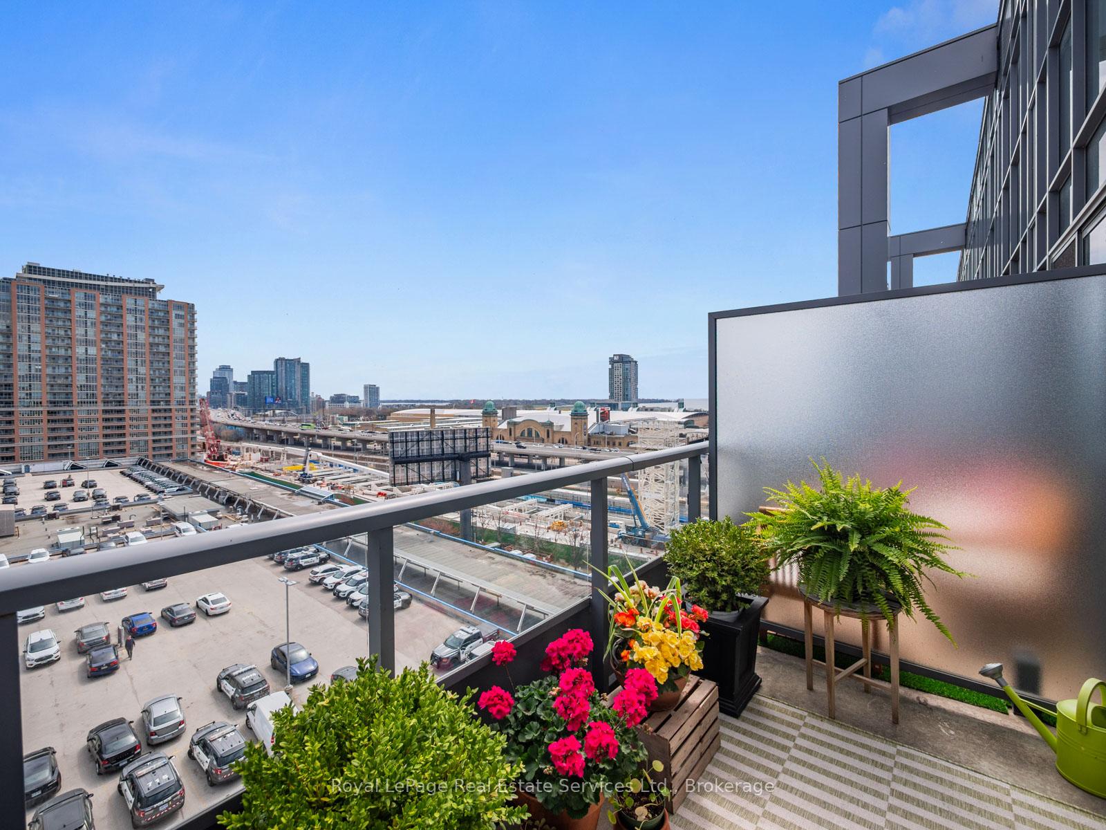 5 Hanna Avenue 729