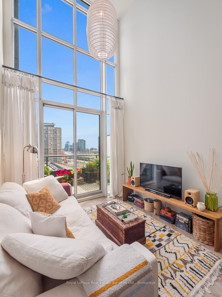 5 Hanna Avenue 729