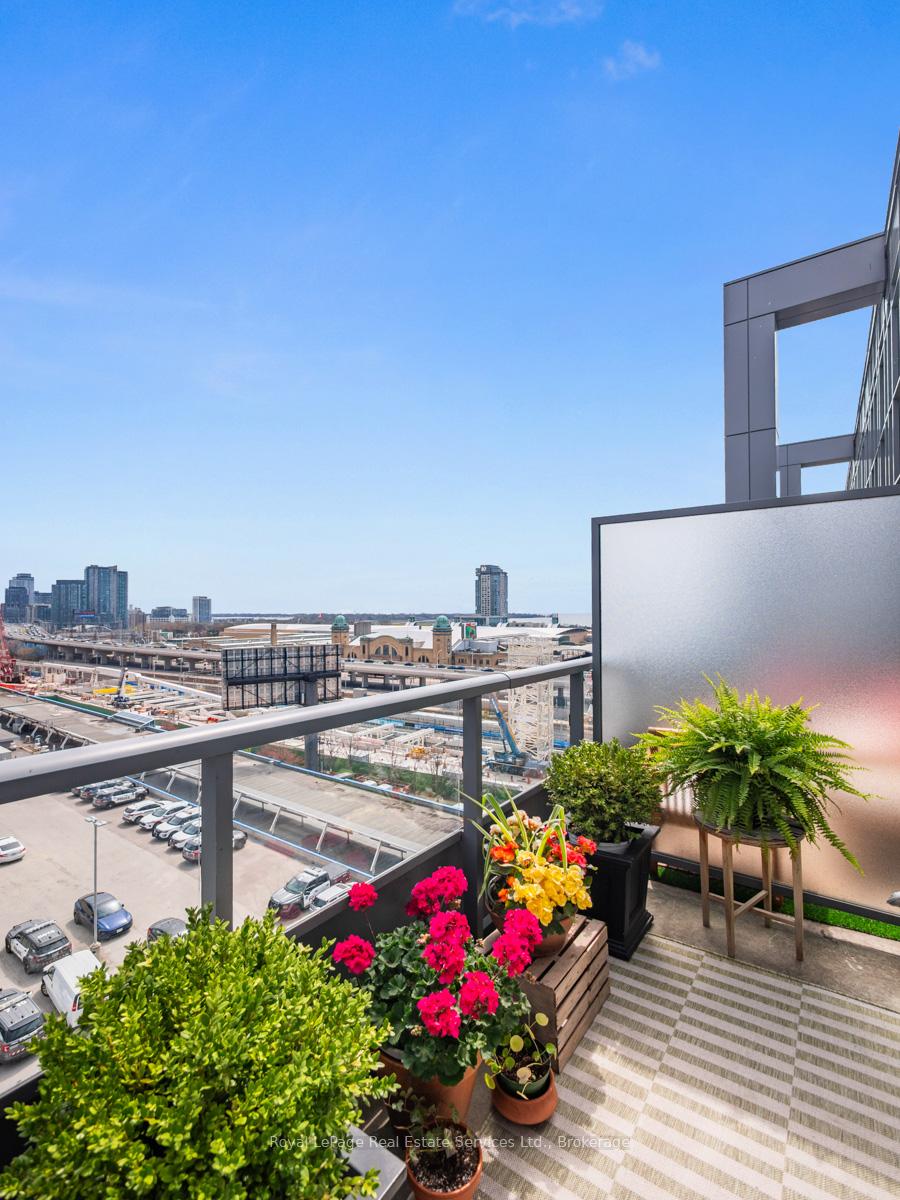 5 Hanna Avenue 729
