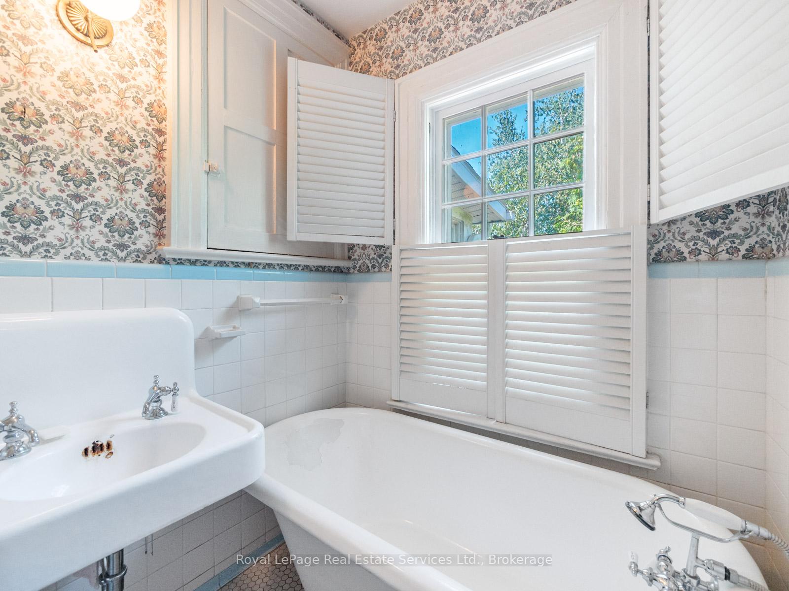 3175 Lakeshore Road W