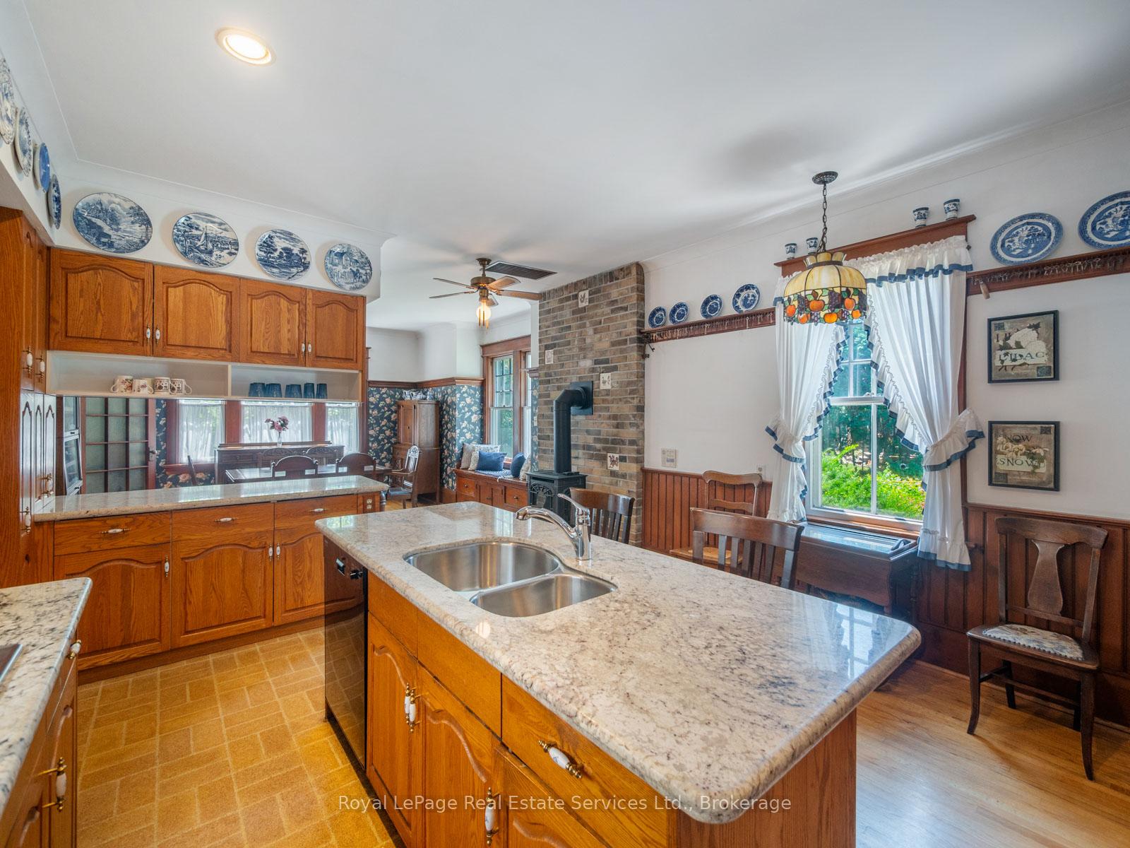 3175 Lakeshore Road W