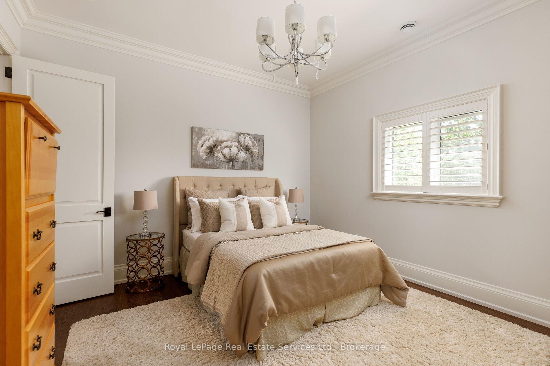 456 Lakeshore Road W 5