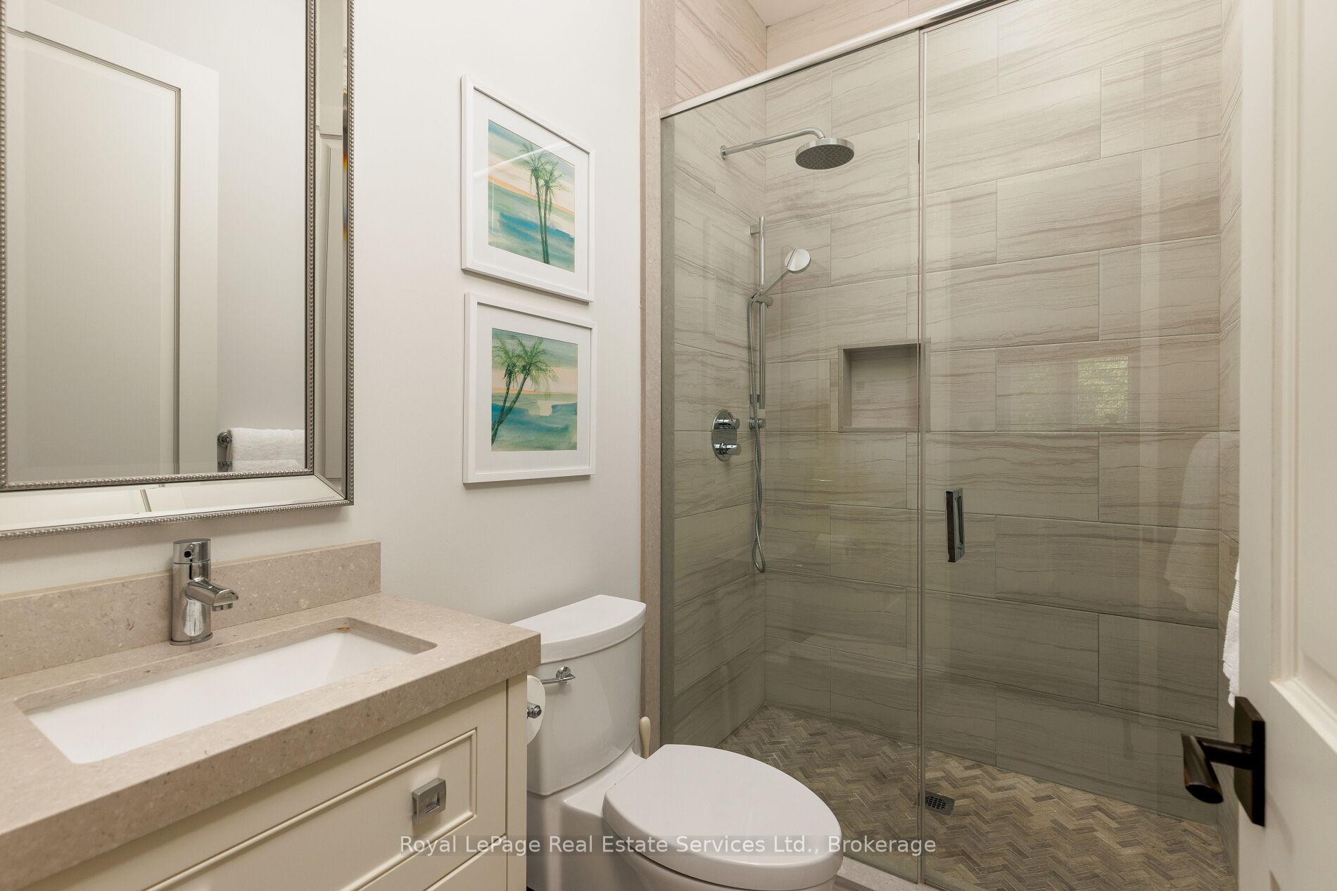 456 Lakeshore Road W 5