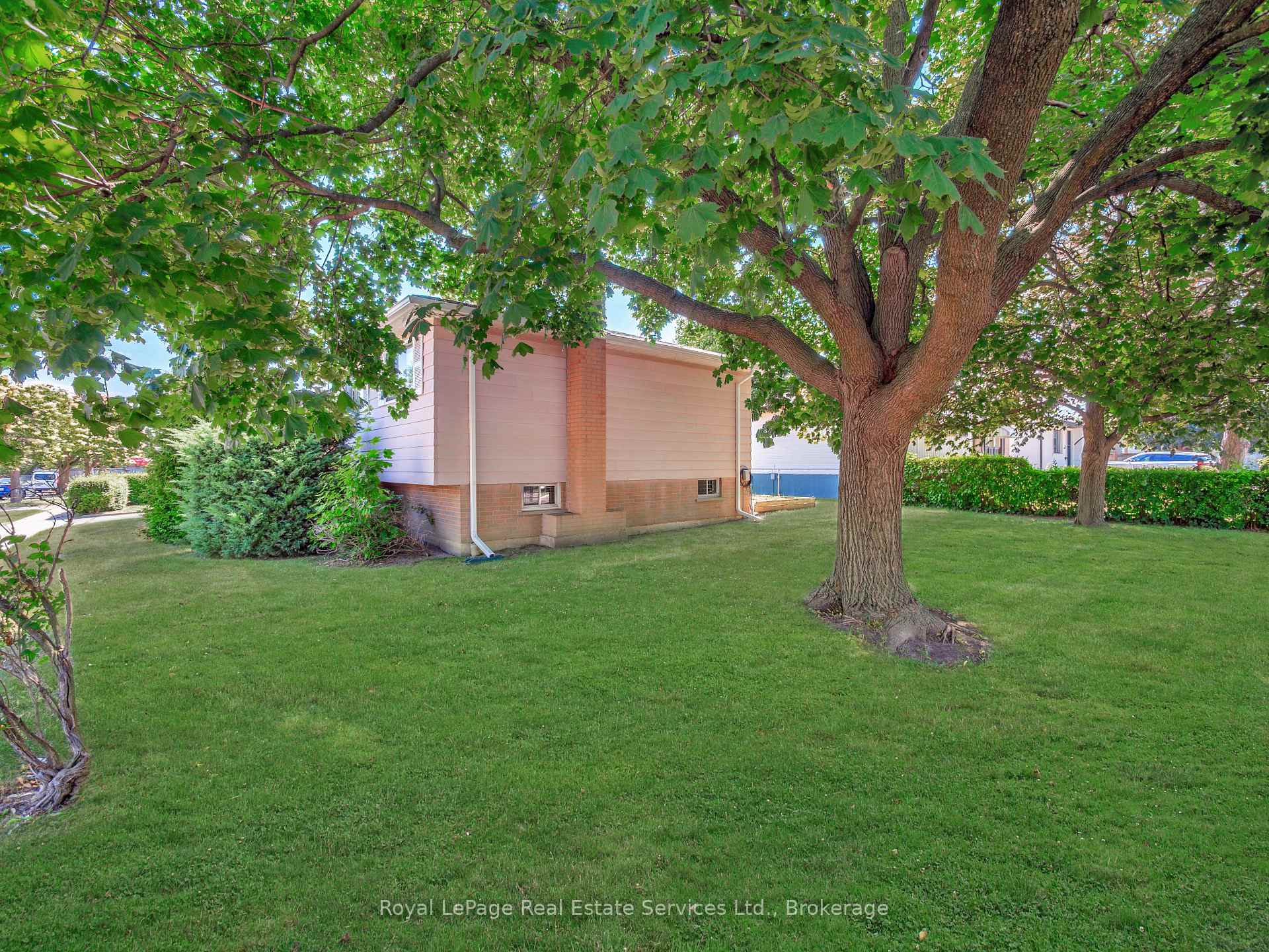 1 Mosswood Lane, Toronto