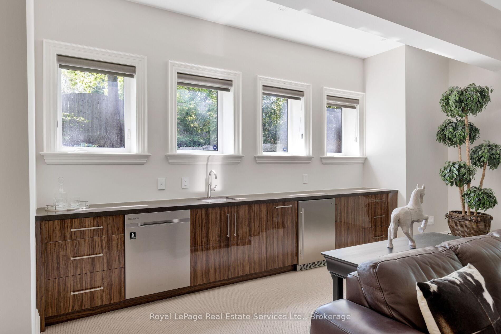 456 Lakeshore Road W