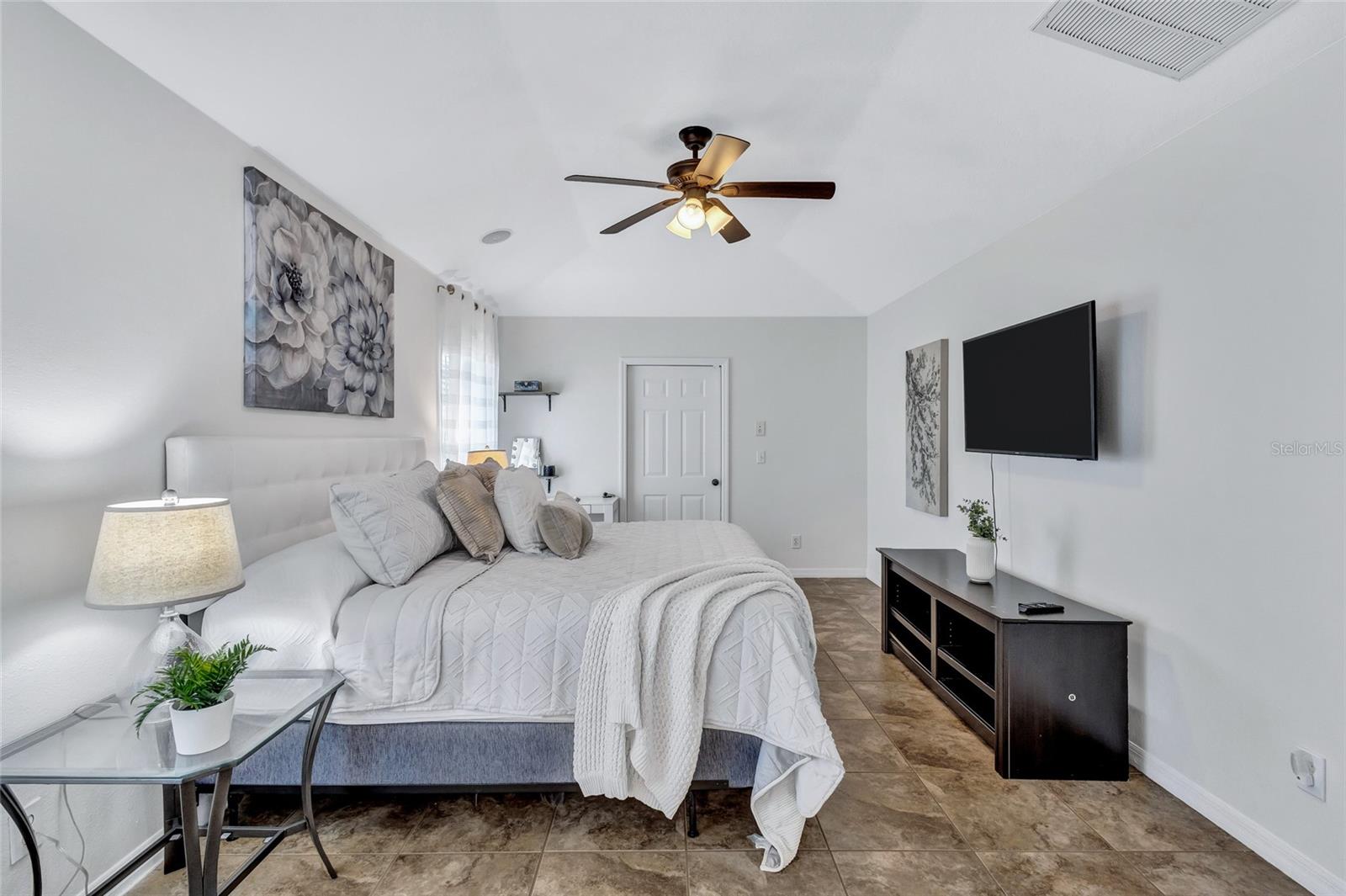 805 WOODCARVER LN