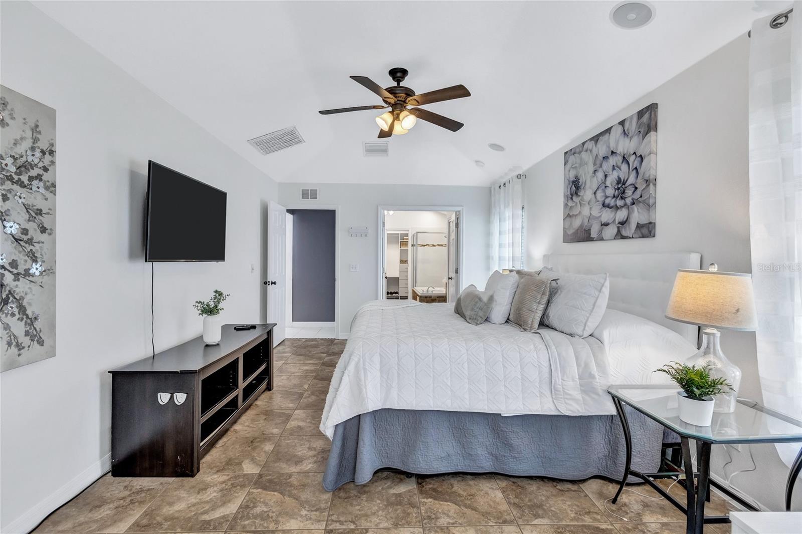805 WOODCARVER LN