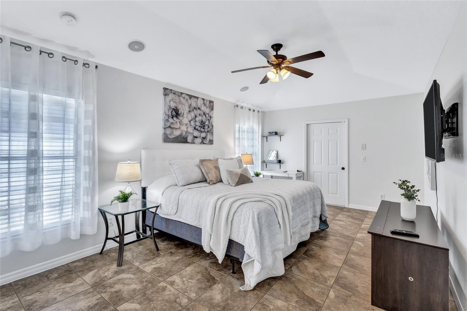 805 WOODCARVER LN