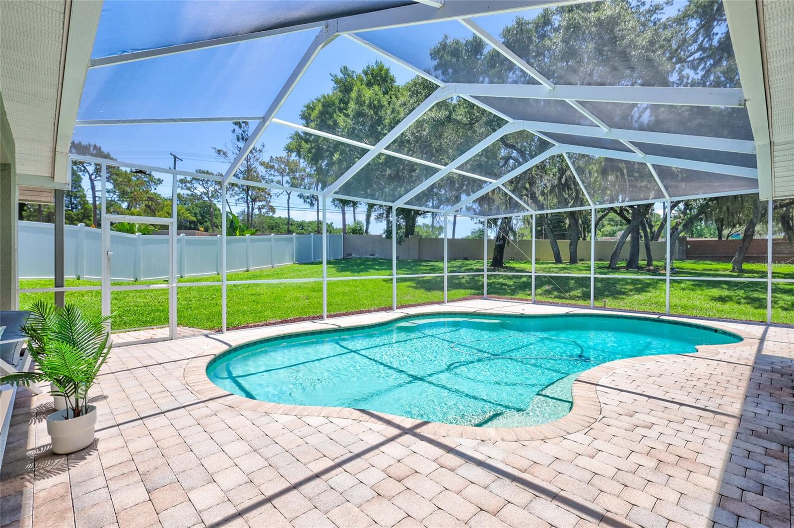 805 WOODCARVER LN