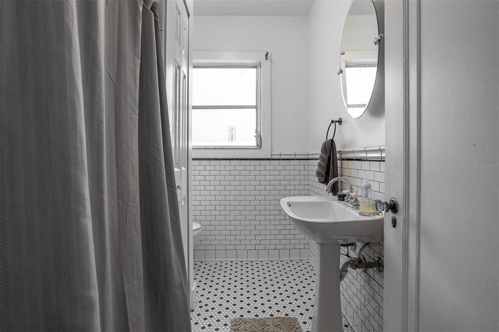 2222 N RIDGEWOOD AVE