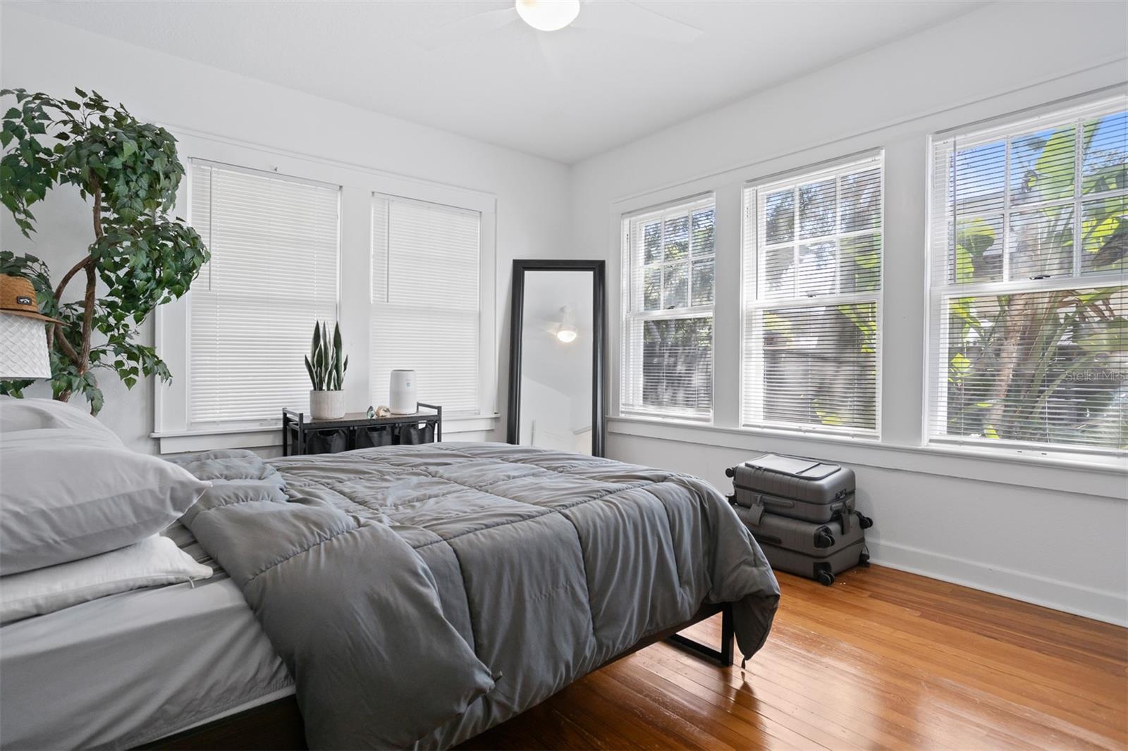 2222 N RIDGEWOOD AVE