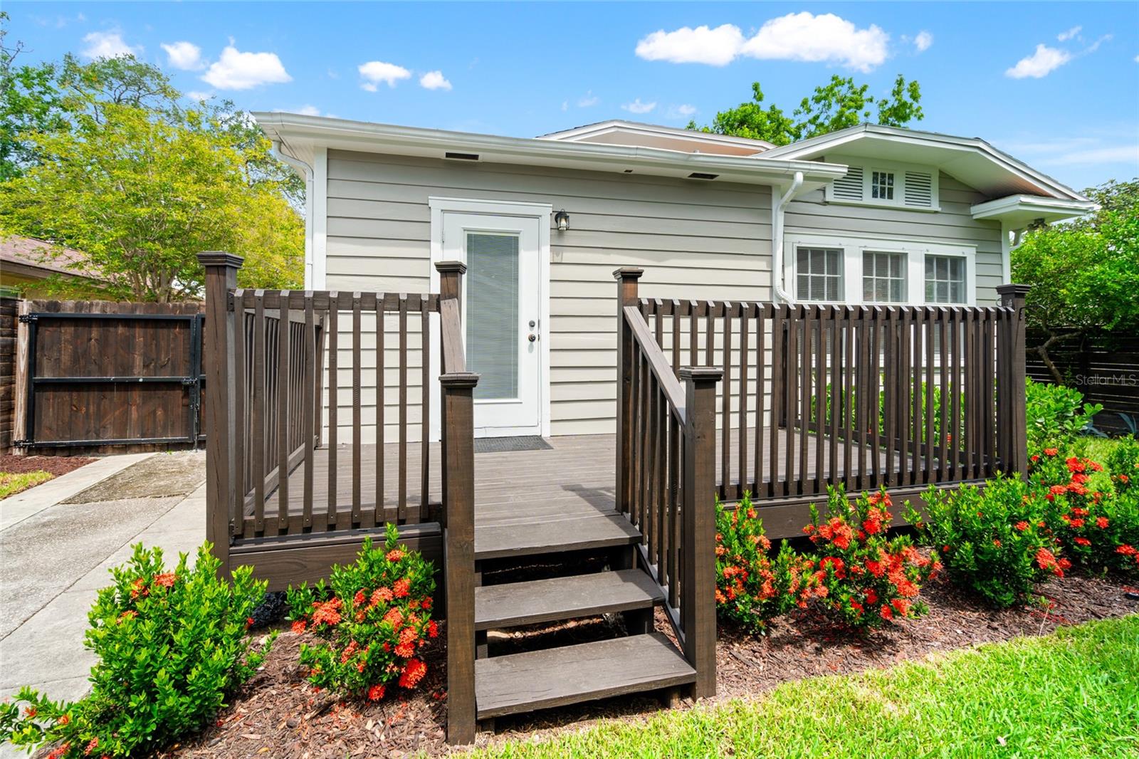 2222 N RIDGEWOOD AVE