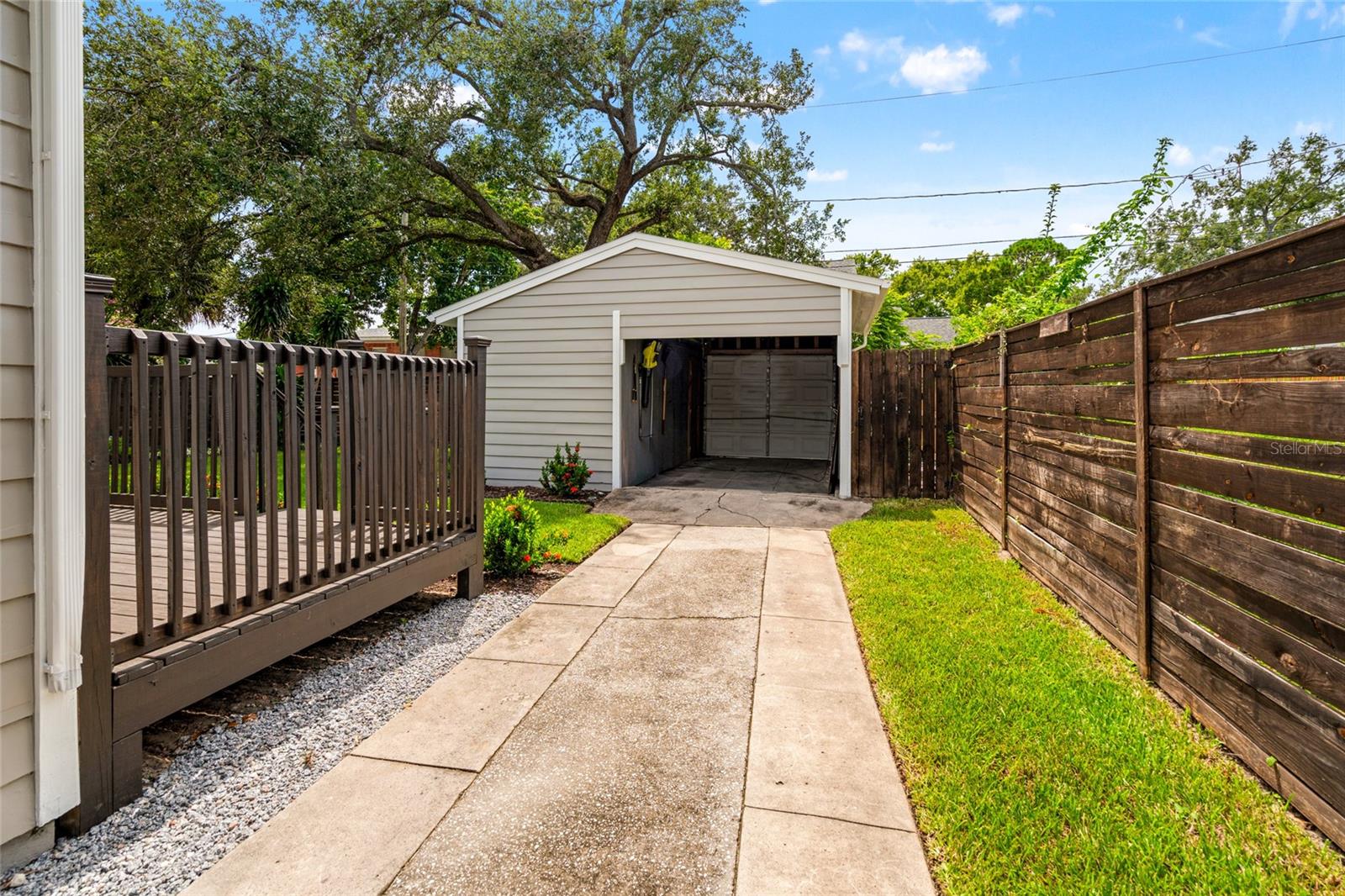 2222 N RIDGEWOOD AVE