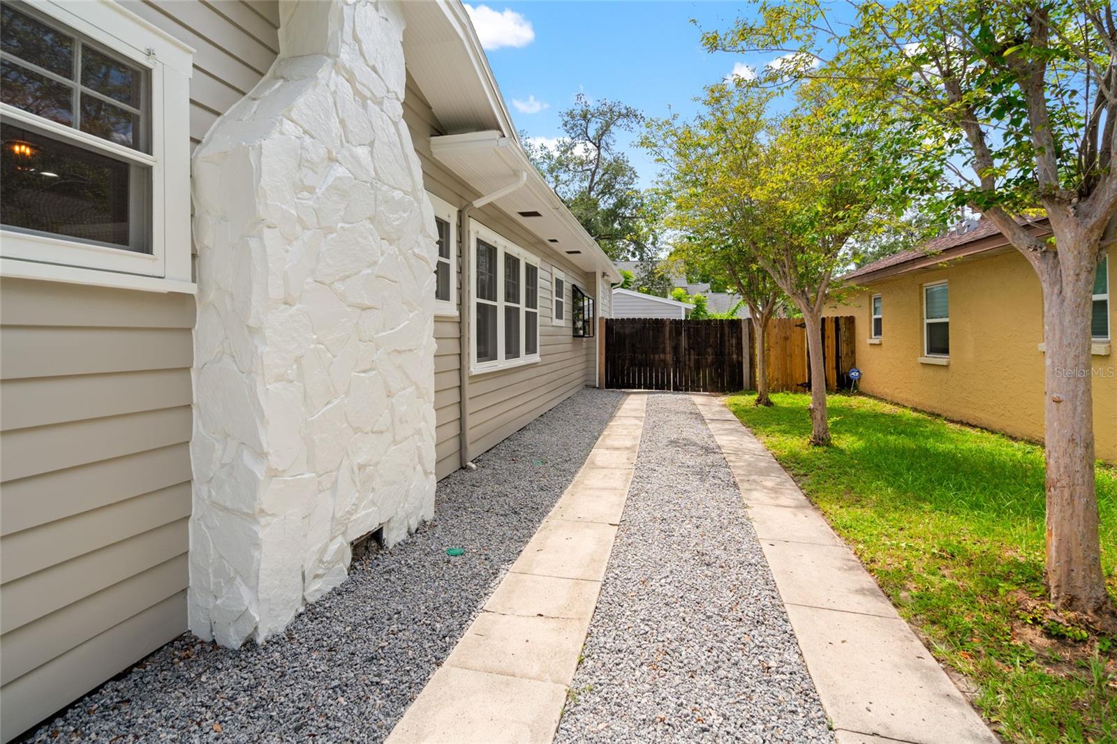 2222 N RIDGEWOOD AVE