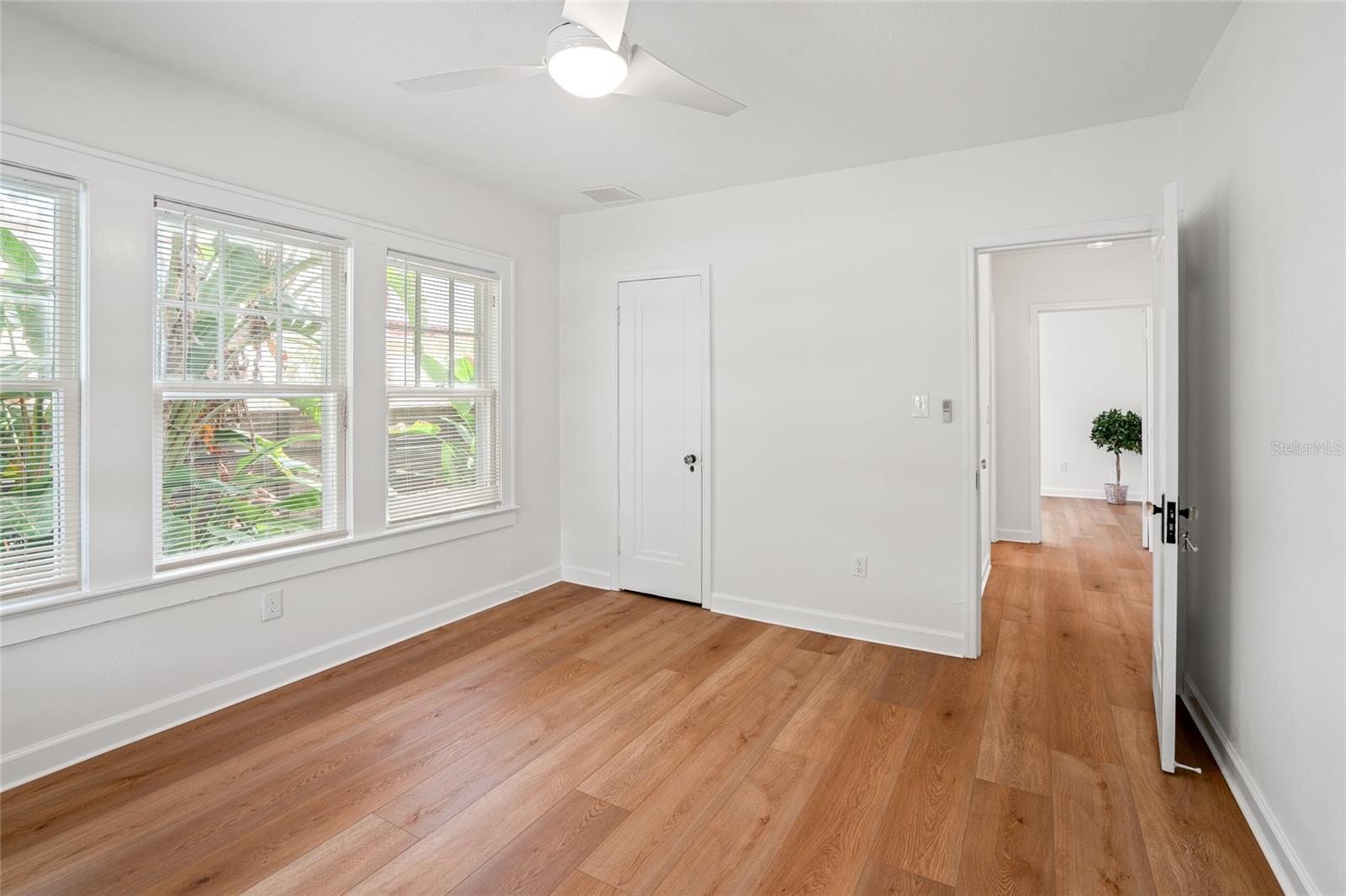 2222 N RIDGEWOOD AVE