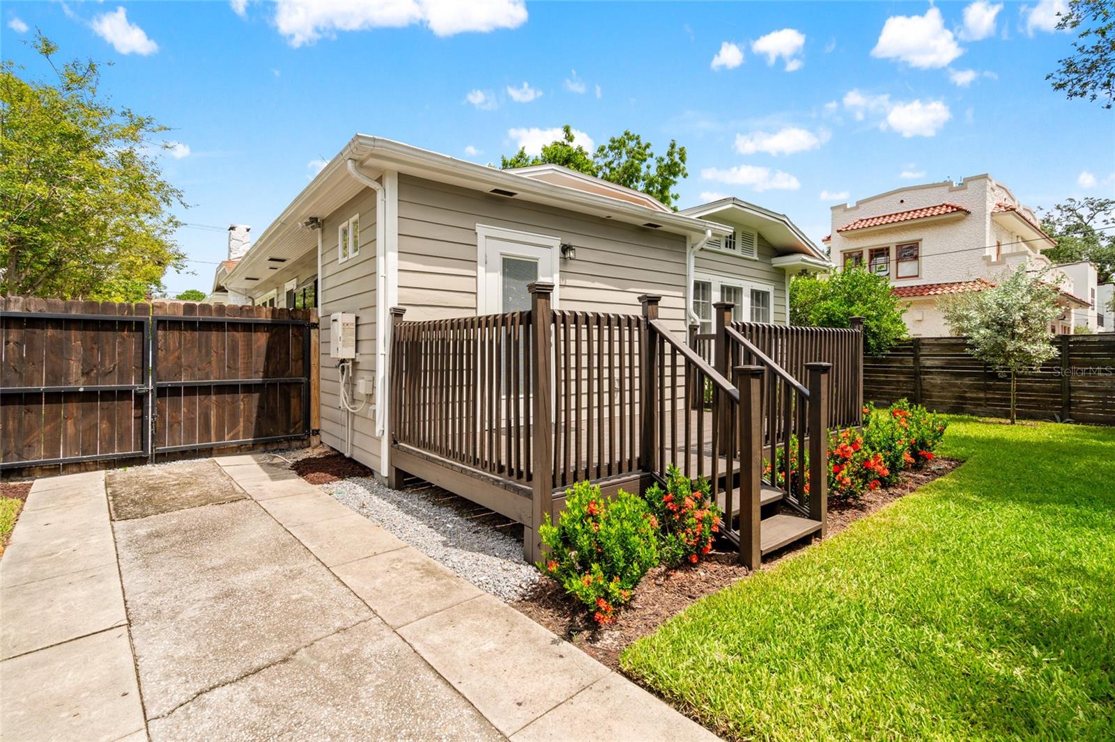 2222 N RIDGEWOOD AVE