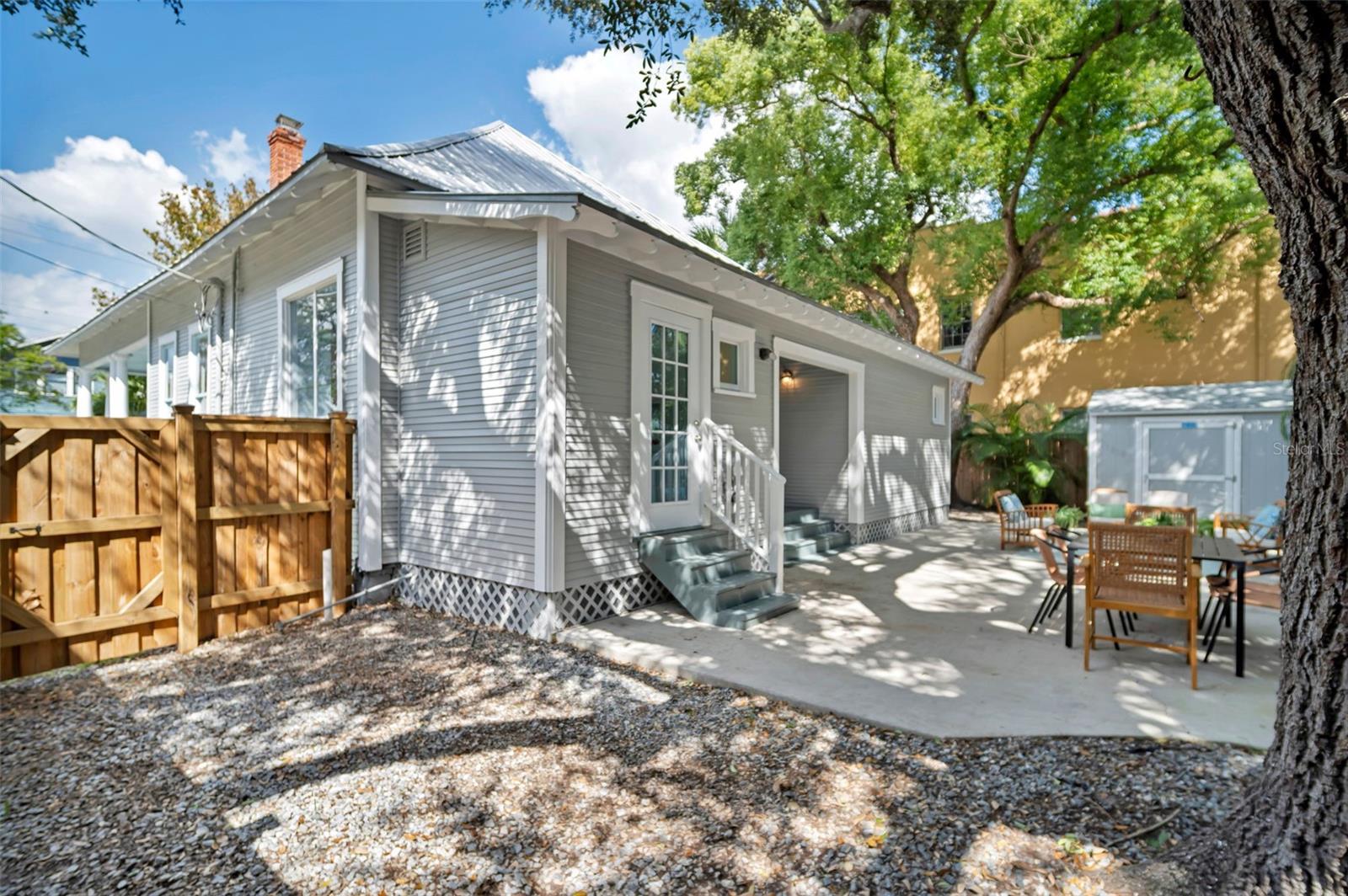 1918 W DEKLE AVE