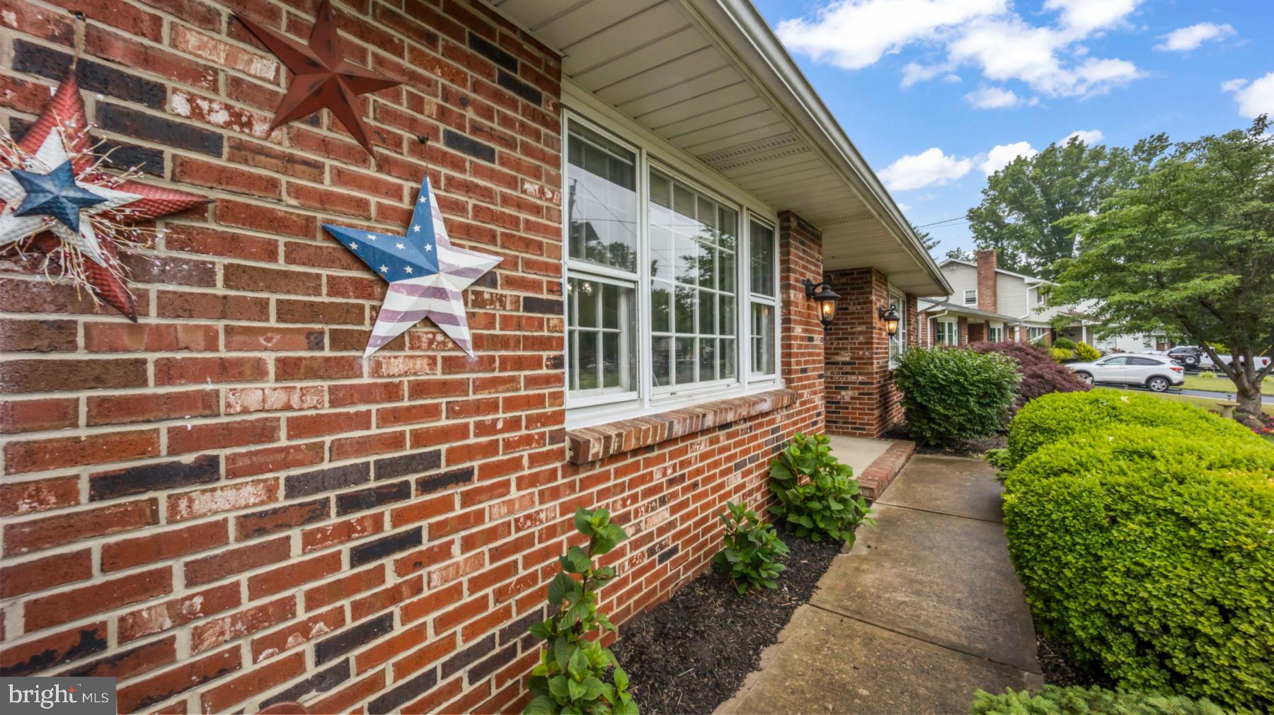 28 ONTARIO WAY